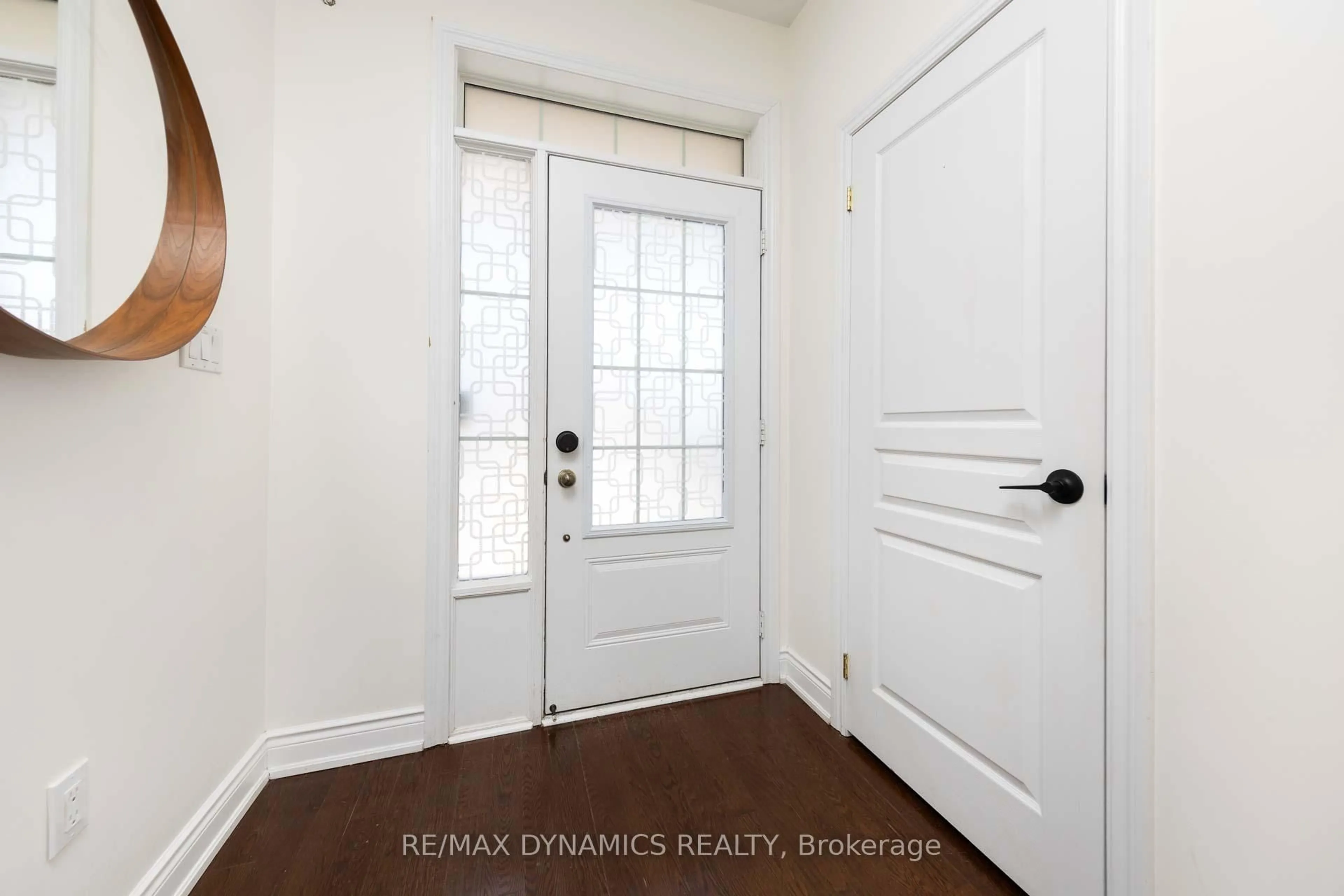 Indoor entryway for 19 Mazarine Lane, Richmond Hill Ontario L4S 0G2
