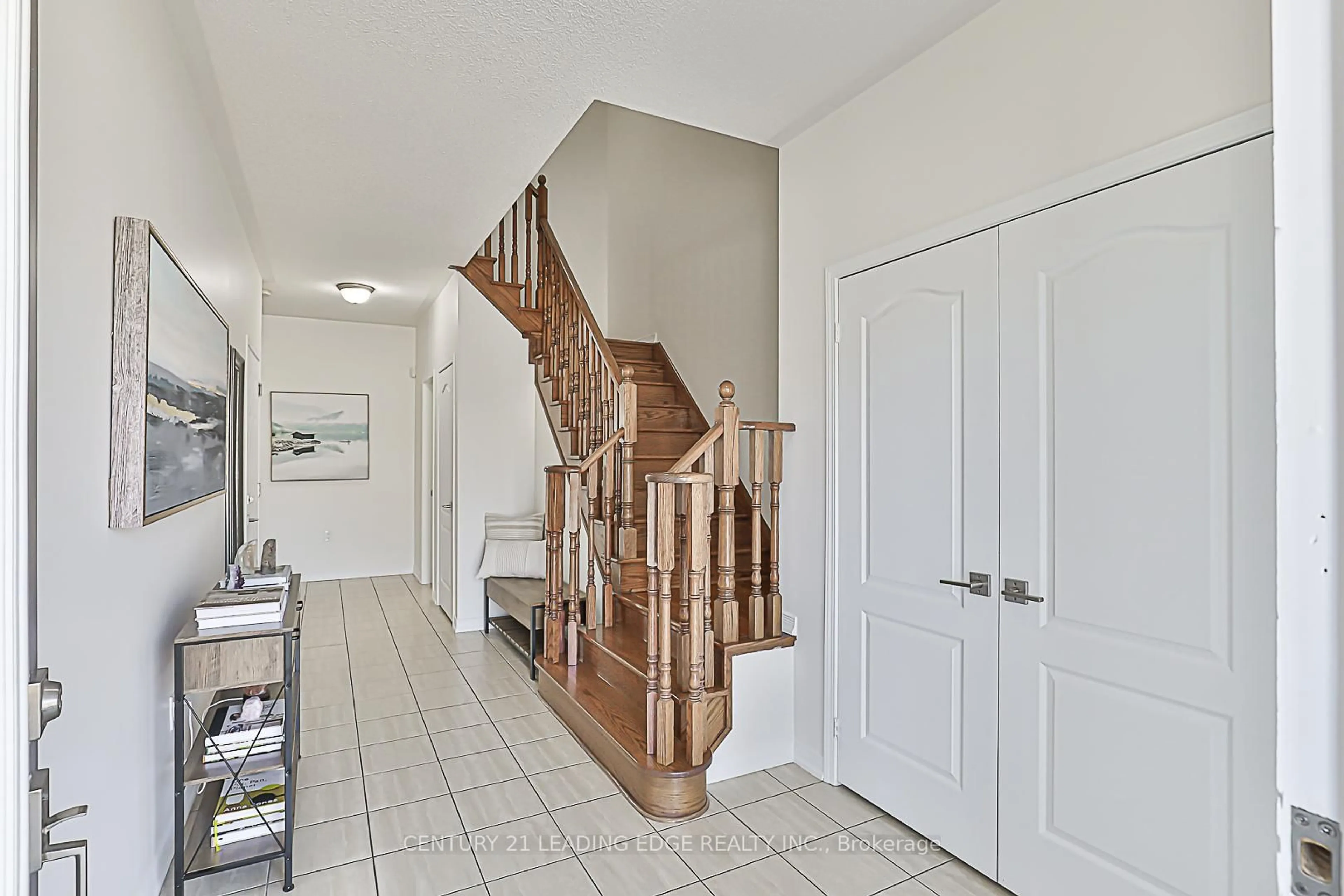 Indoor entryway for 69 HOPKINS Cres, Bradford West Gwillimbury Ontario L3Z 0R7