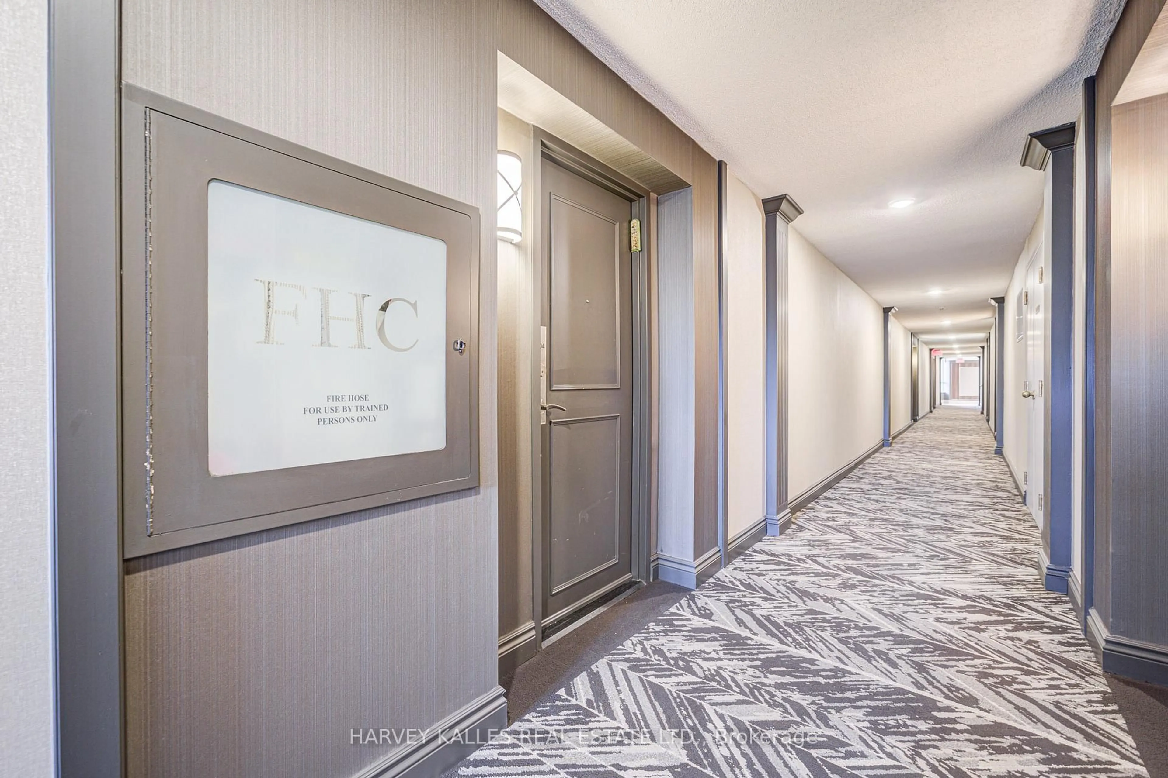 Indoor foyer for 11 Townsgate Dr #1204, Vaughan Ontario L4J 8G4