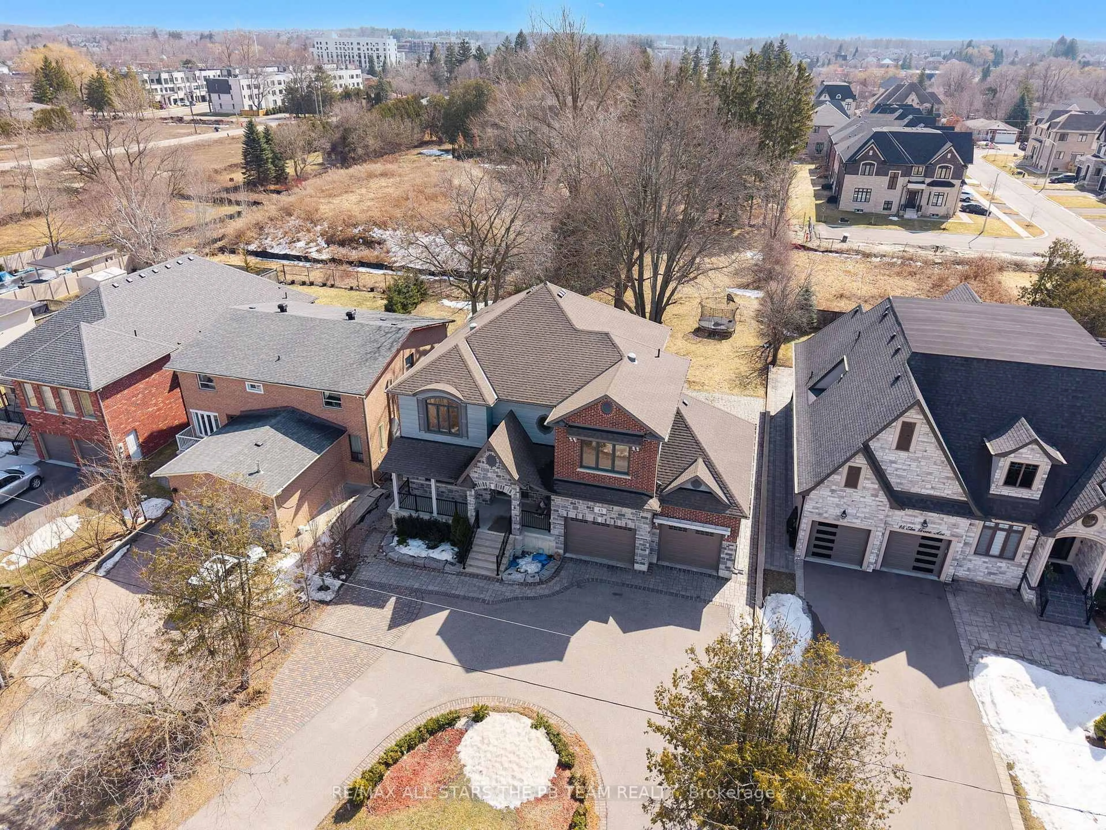 A pic from outside/outdoor area/front of a property/back of a property/a pic from drone, street for 43 Elm Grove Ave, Richmond Hill Ontario L4E 2V4