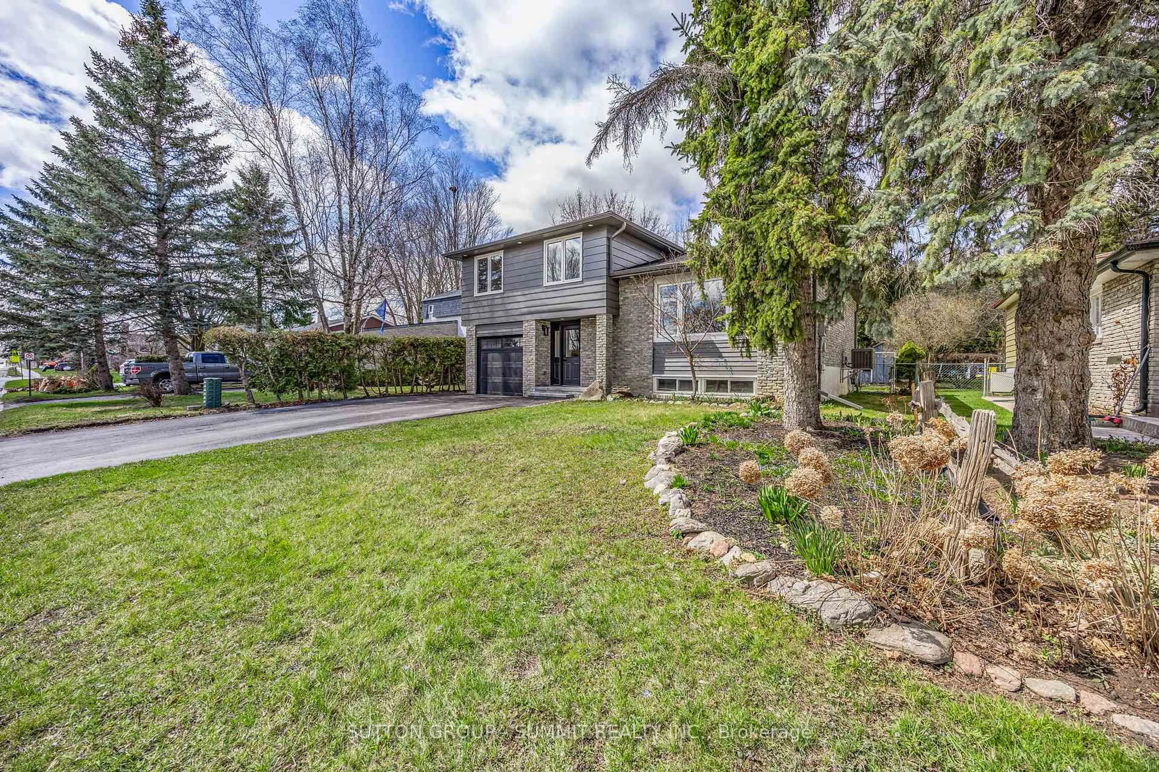 Patio, street for 124 King St, New Tecumseth Ontario L9R 1B2
