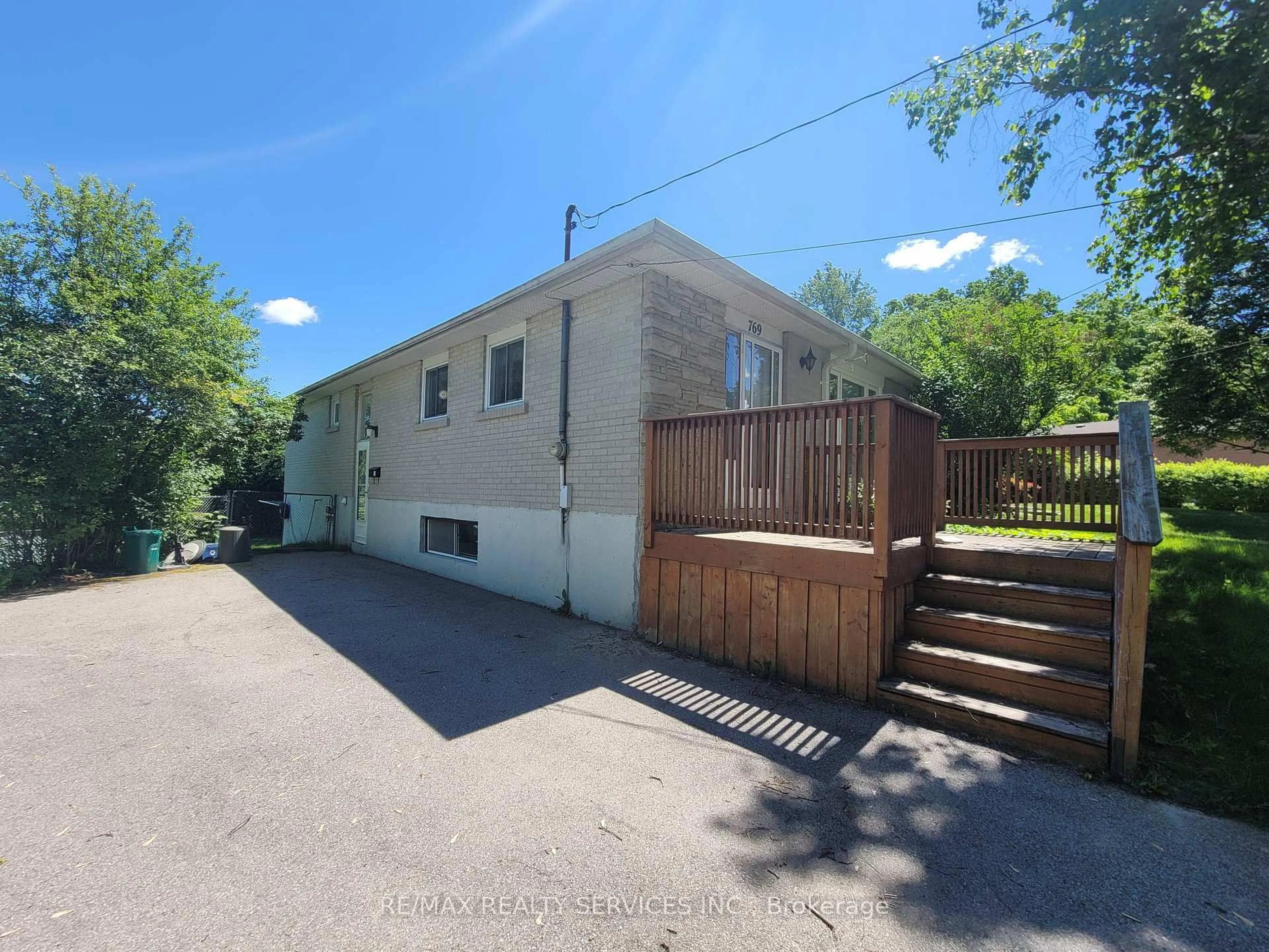 A pic from outside/outdoor area/front of a property/back of a property/a pic from drone, unknown for 769 Greenfield Cres, Newmarket Ontario L3Y 3B2