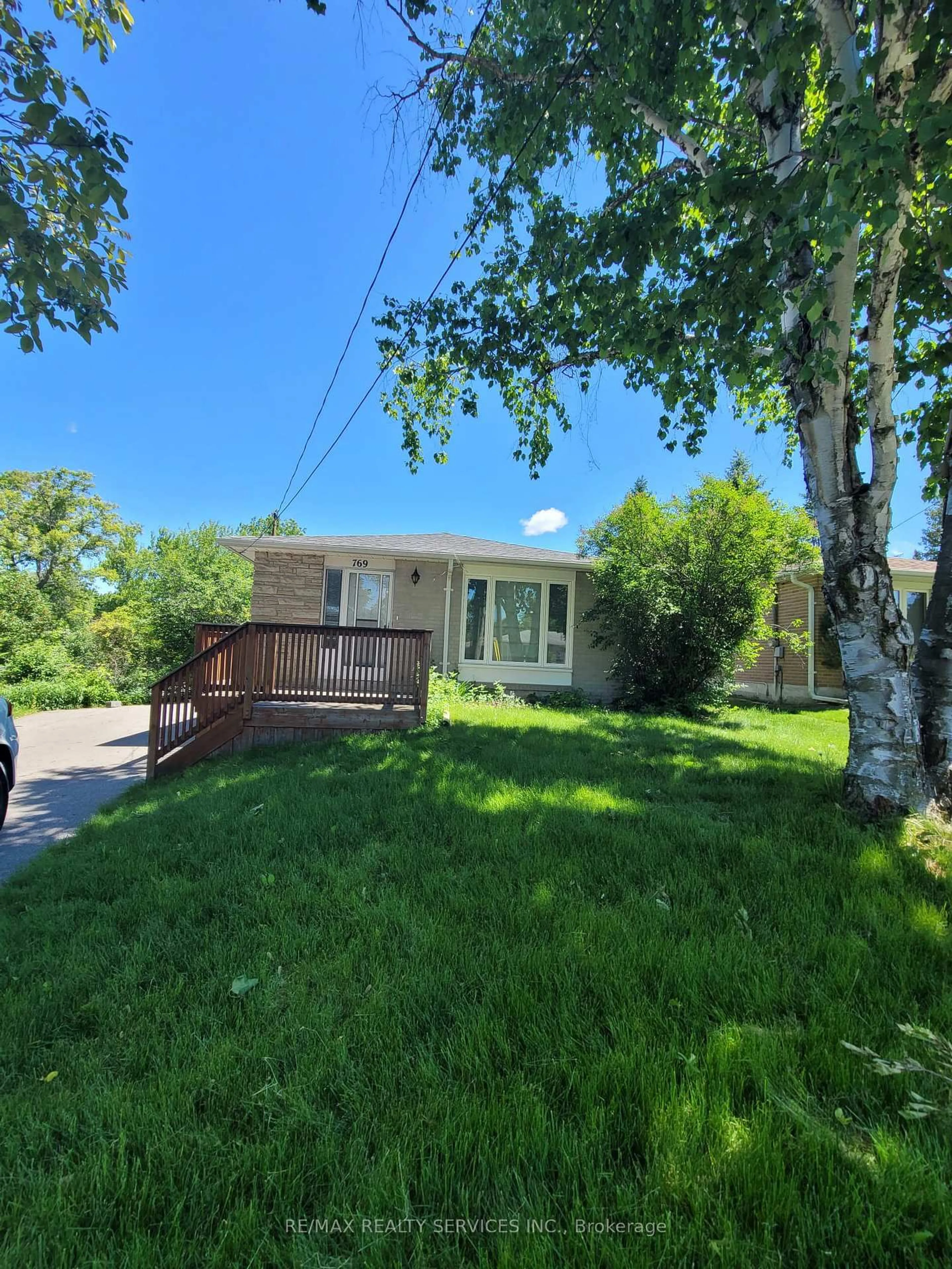 A pic from outside/outdoor area/front of a property/back of a property/a pic from drone, street for 769 Greenfield Cres, Newmarket Ontario L3Y 3B2