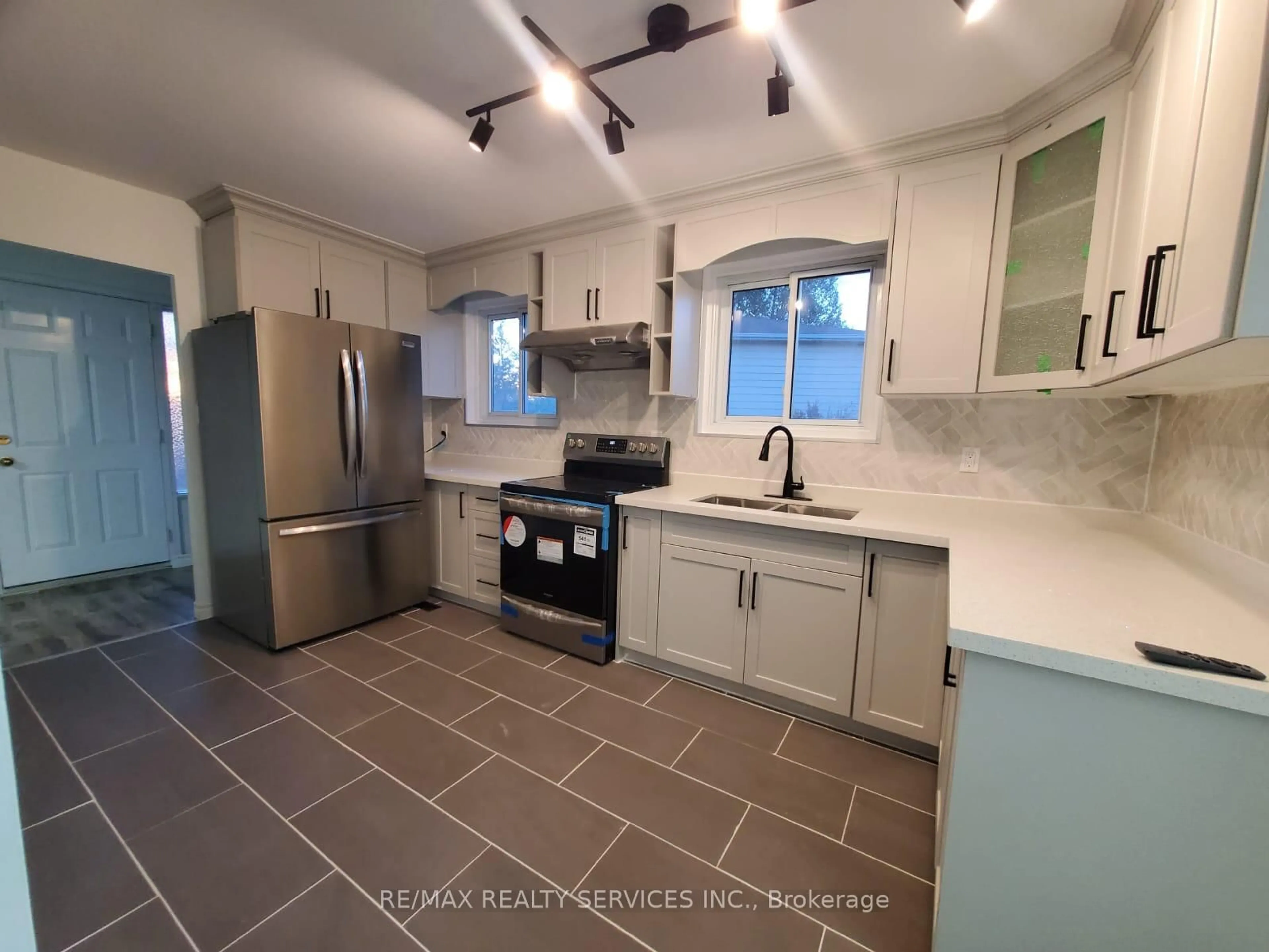 Open concept kitchen, ceramic/tile floor for 769 Greenfield Cres, Newmarket Ontario L3Y 3B2