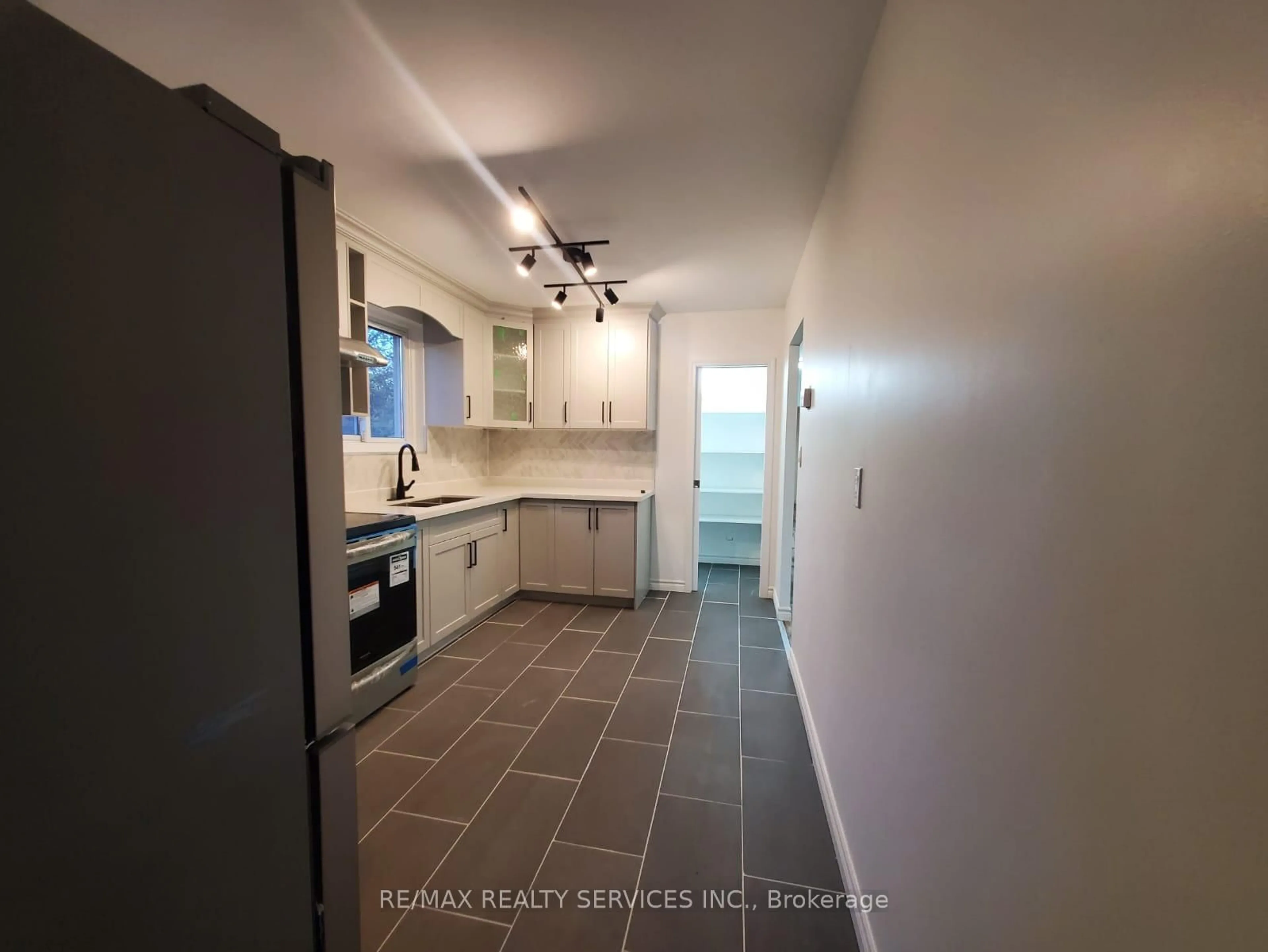 Standard kitchen, ceramic/tile floor for 769 Greenfield Cres, Newmarket Ontario L3Y 3B2