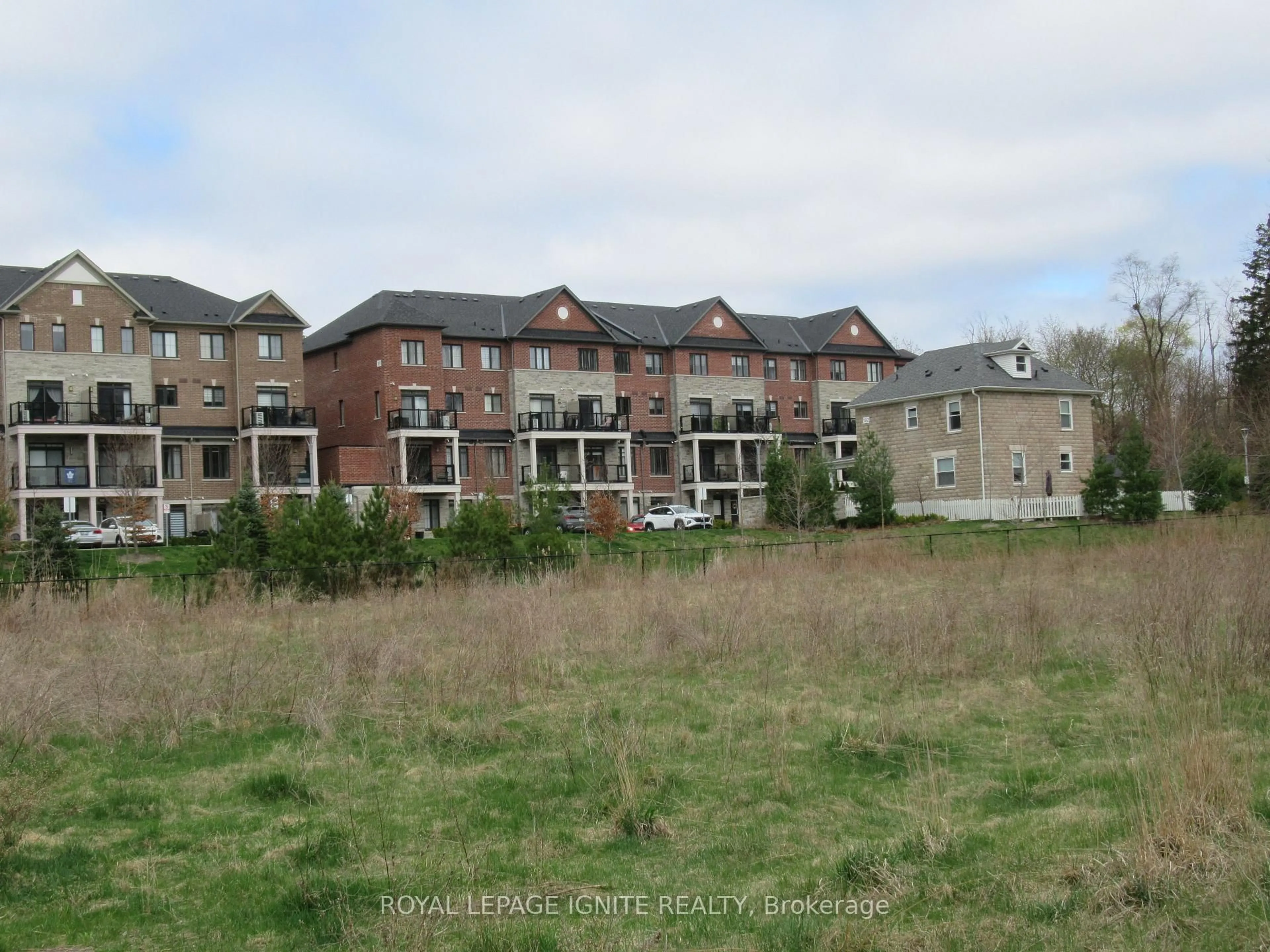A pic from outside/outdoor area/front of a property/back of a property/a pic from drone, building for 196 Pine Grove Rd #13, Vaughan Ontario L4L 0H8