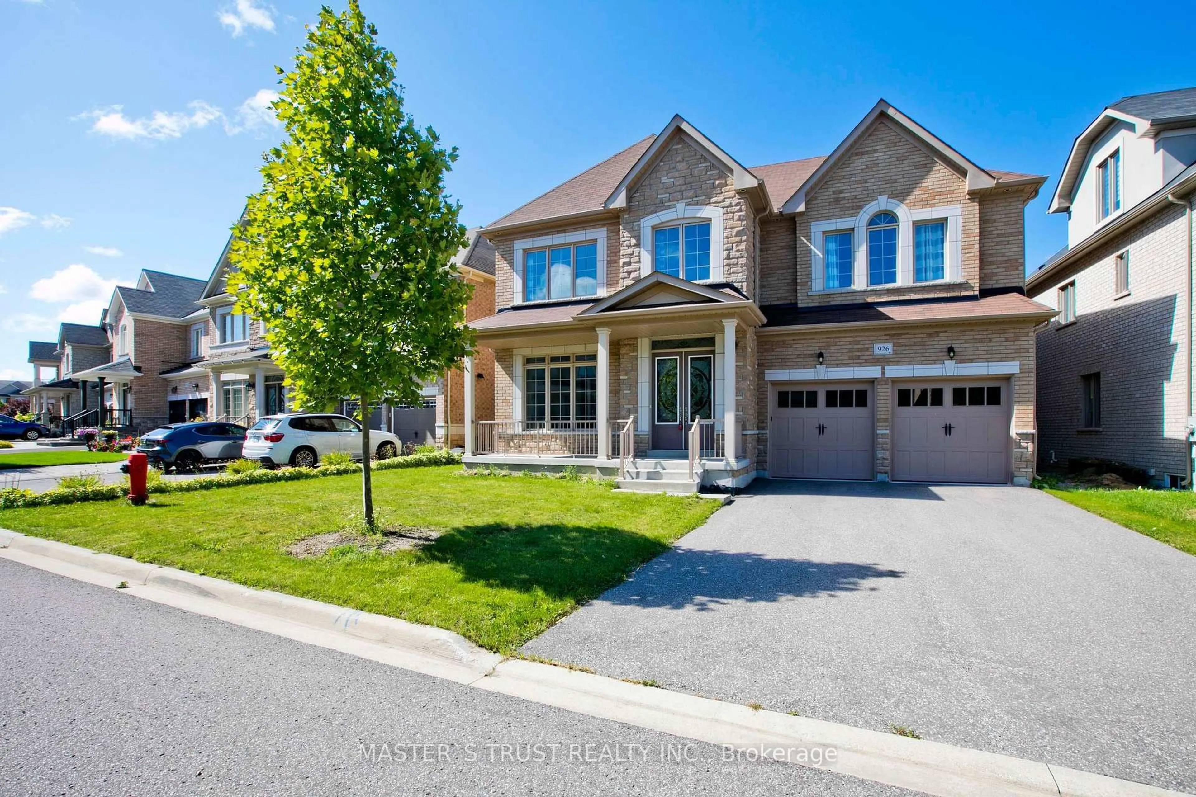 Home with brick exterior material, street for 926 Ernest Cousins Circ, Newmarket Ontario L3X 0B7