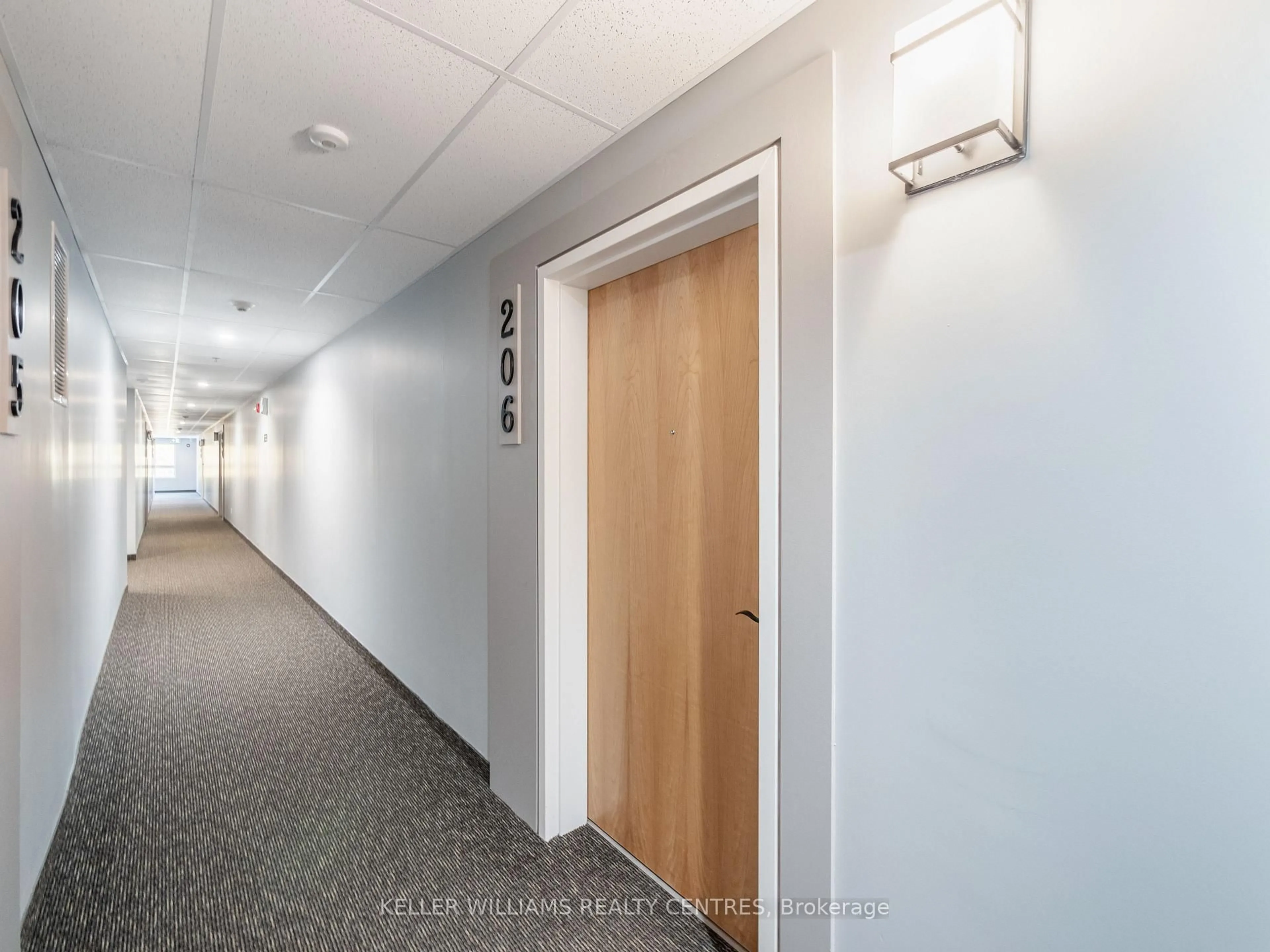 Indoor foyer for 43 Dale Dr #206, New Tecumseth Ontario L0G 1A0
