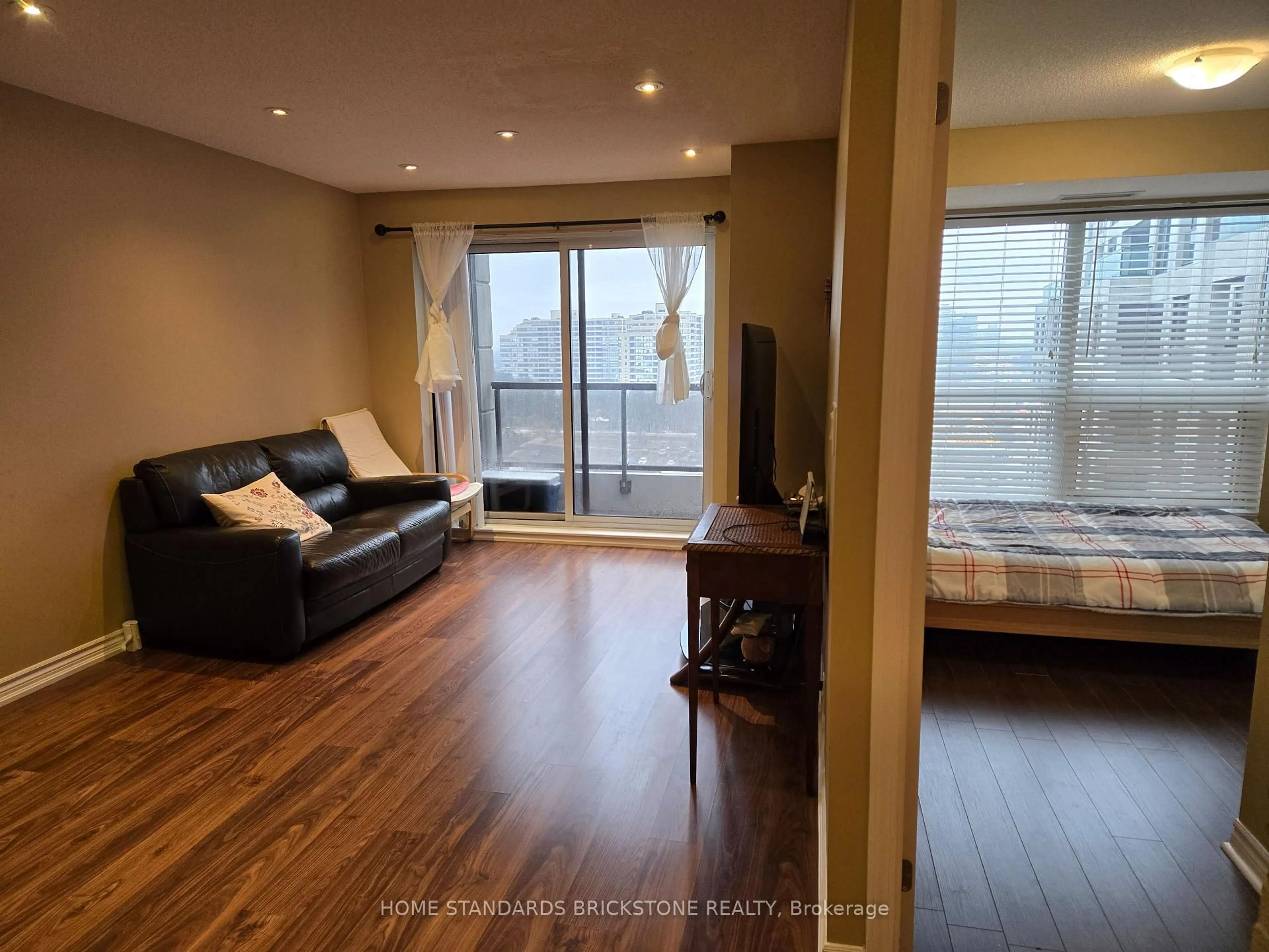 Living room with furniture, wood/laminate floor for 18 Harding Blvd #1012, Richmond Hill Ontario L4C 0T3