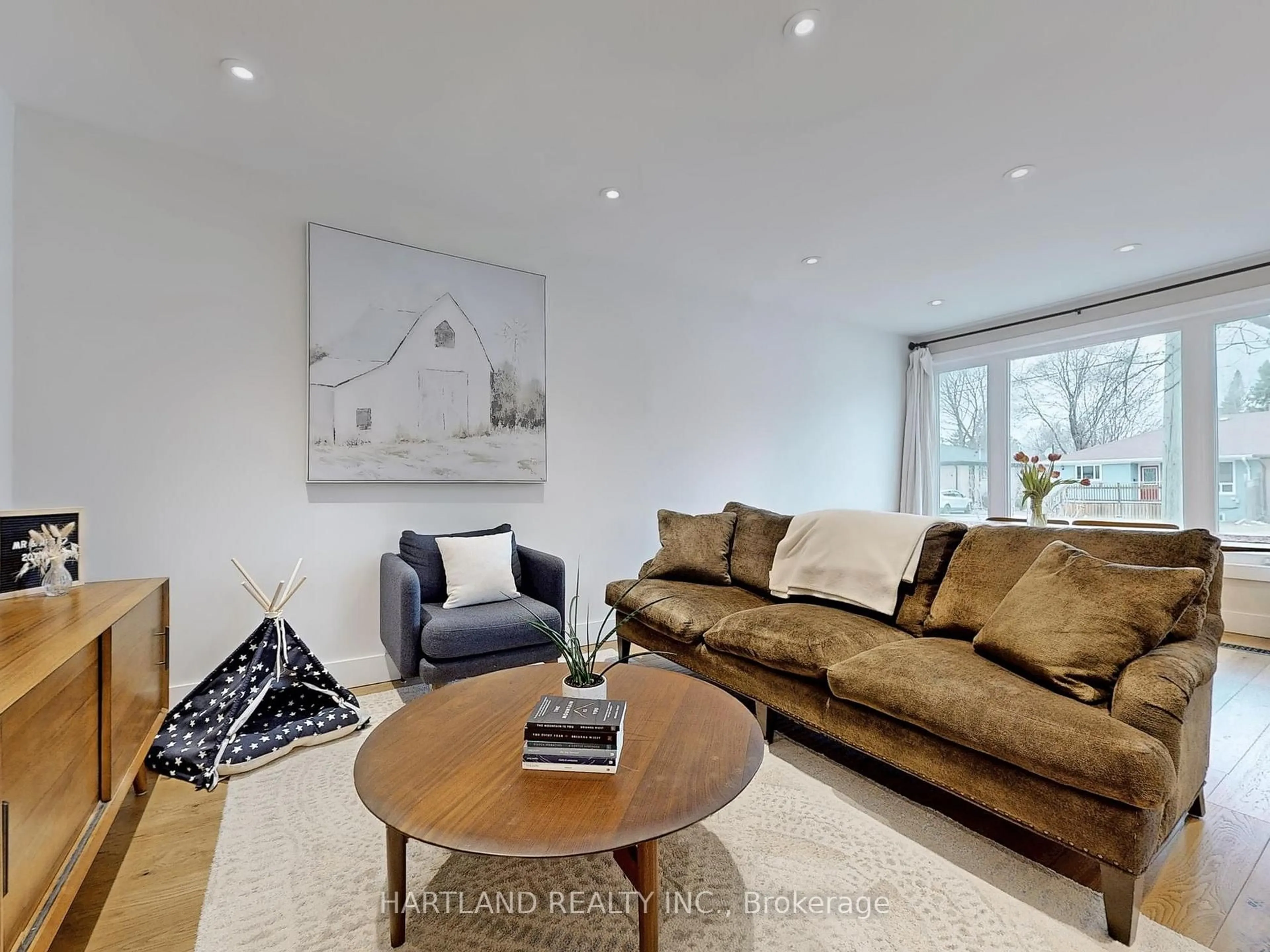 Living room with furniture, unknown for 61 Davis Rd, Aurora Ontario L4G 2B4
