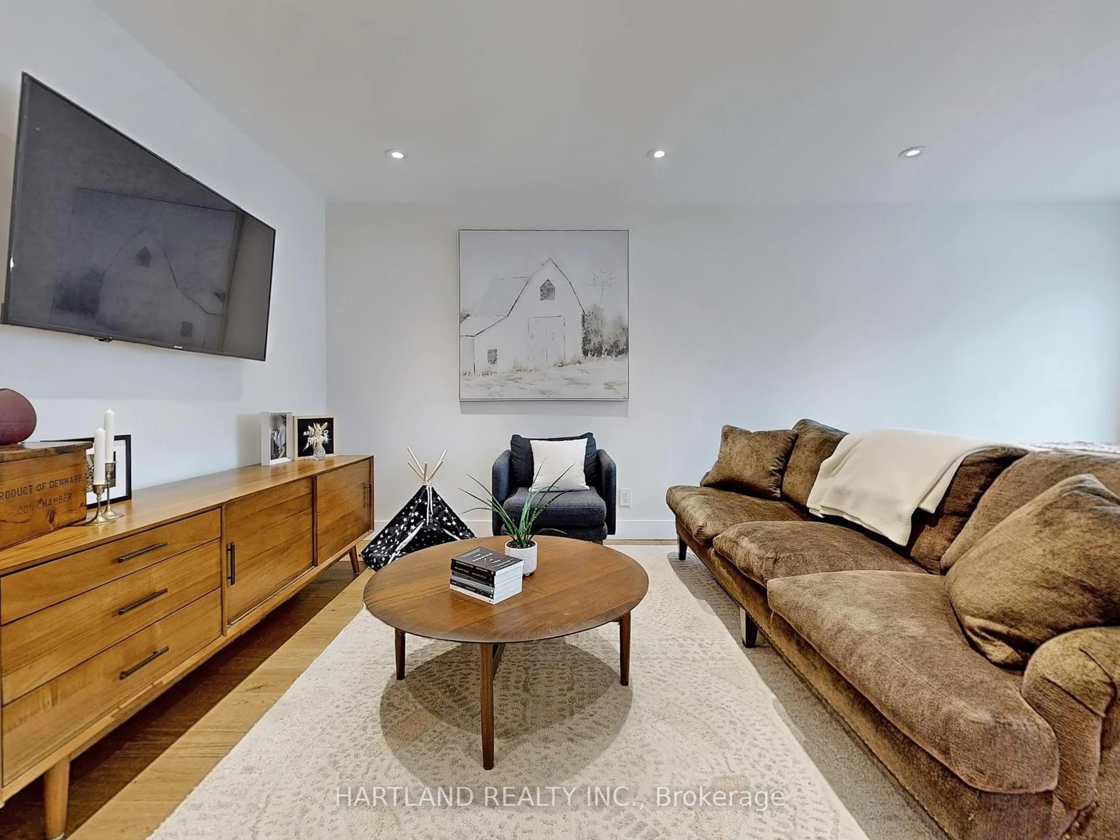 Living room with furniture, wood/laminate floor for 61 Davis Rd, Aurora Ontario L4G 2B4