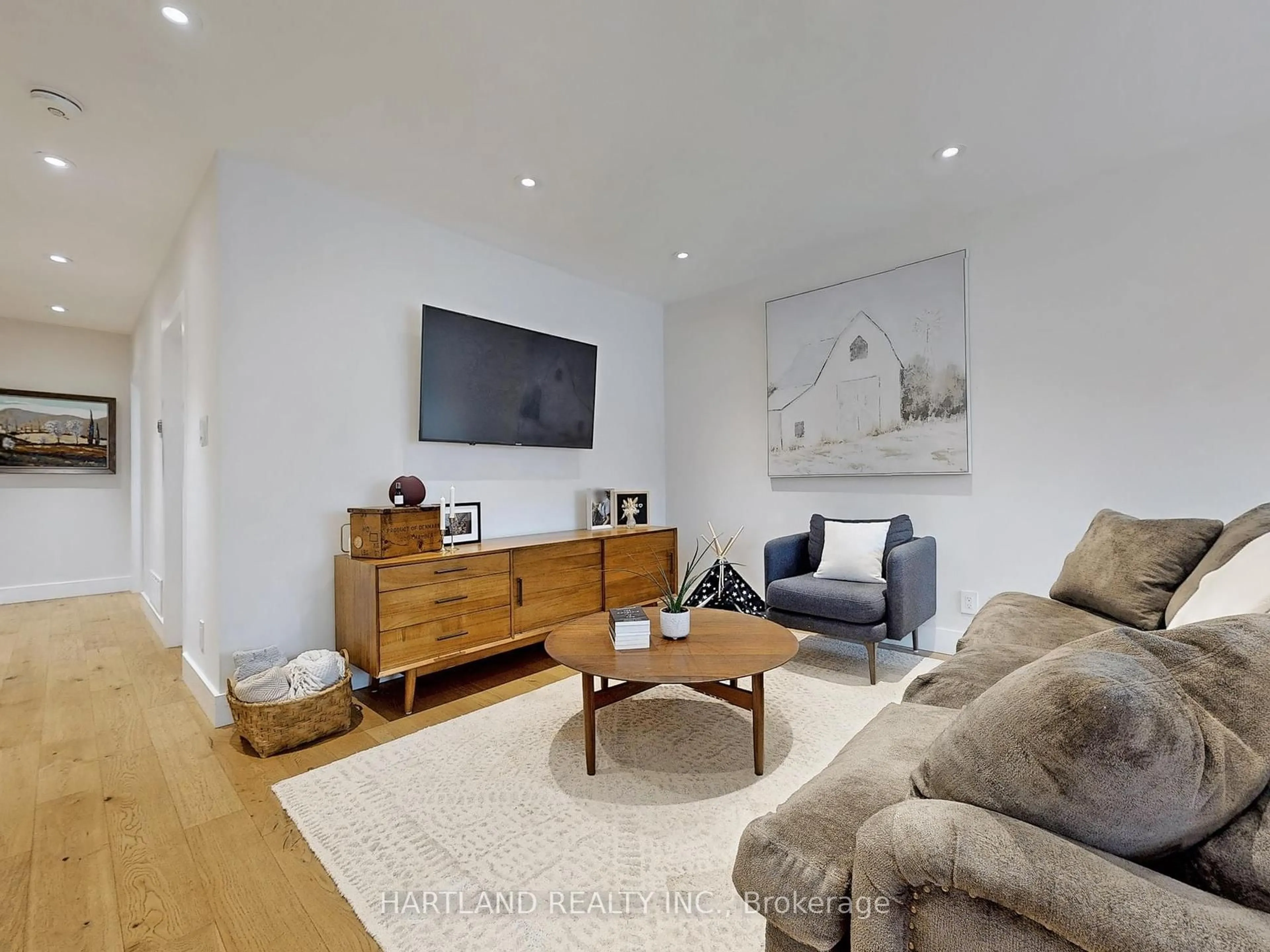 Living room with furniture, unknown for 61 Davis Rd, Aurora Ontario L4G 2B4