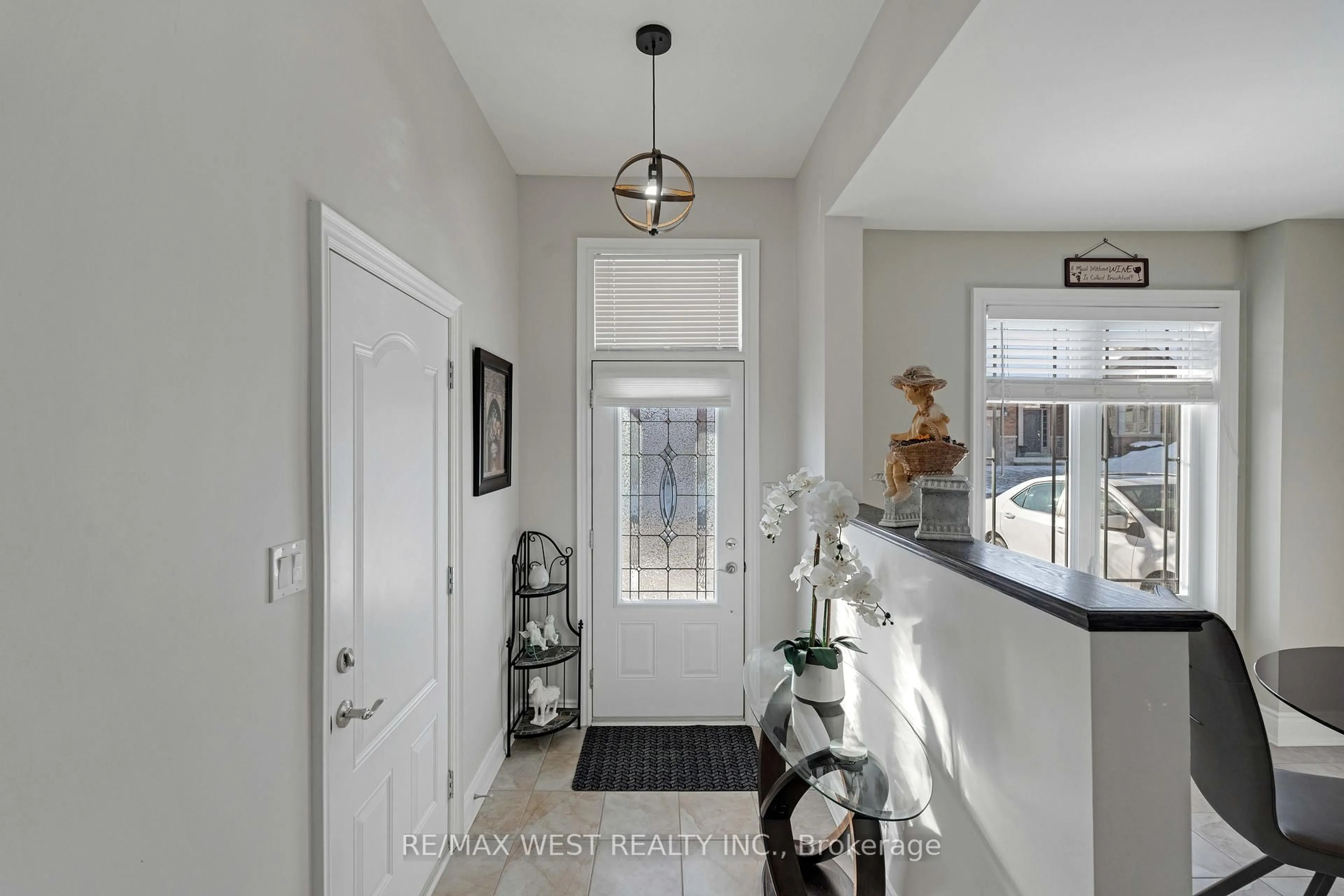Indoor entryway for 21 Upper Highland N/A, New Tecumseth Ontario L9R 0K5
