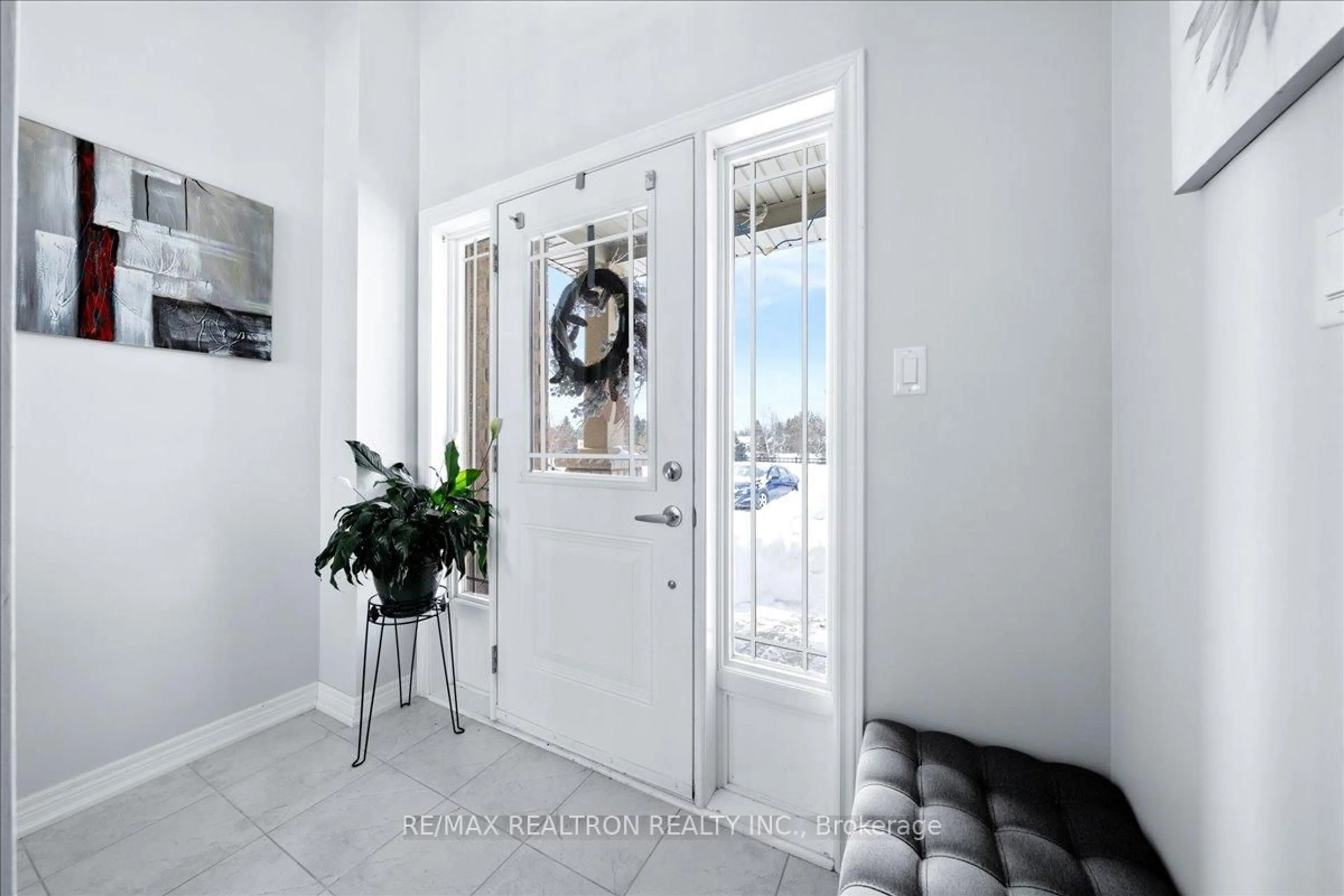 Indoor entryway for 77 Gallagher Cres, New Tecumseth Ontario L9R 0P1