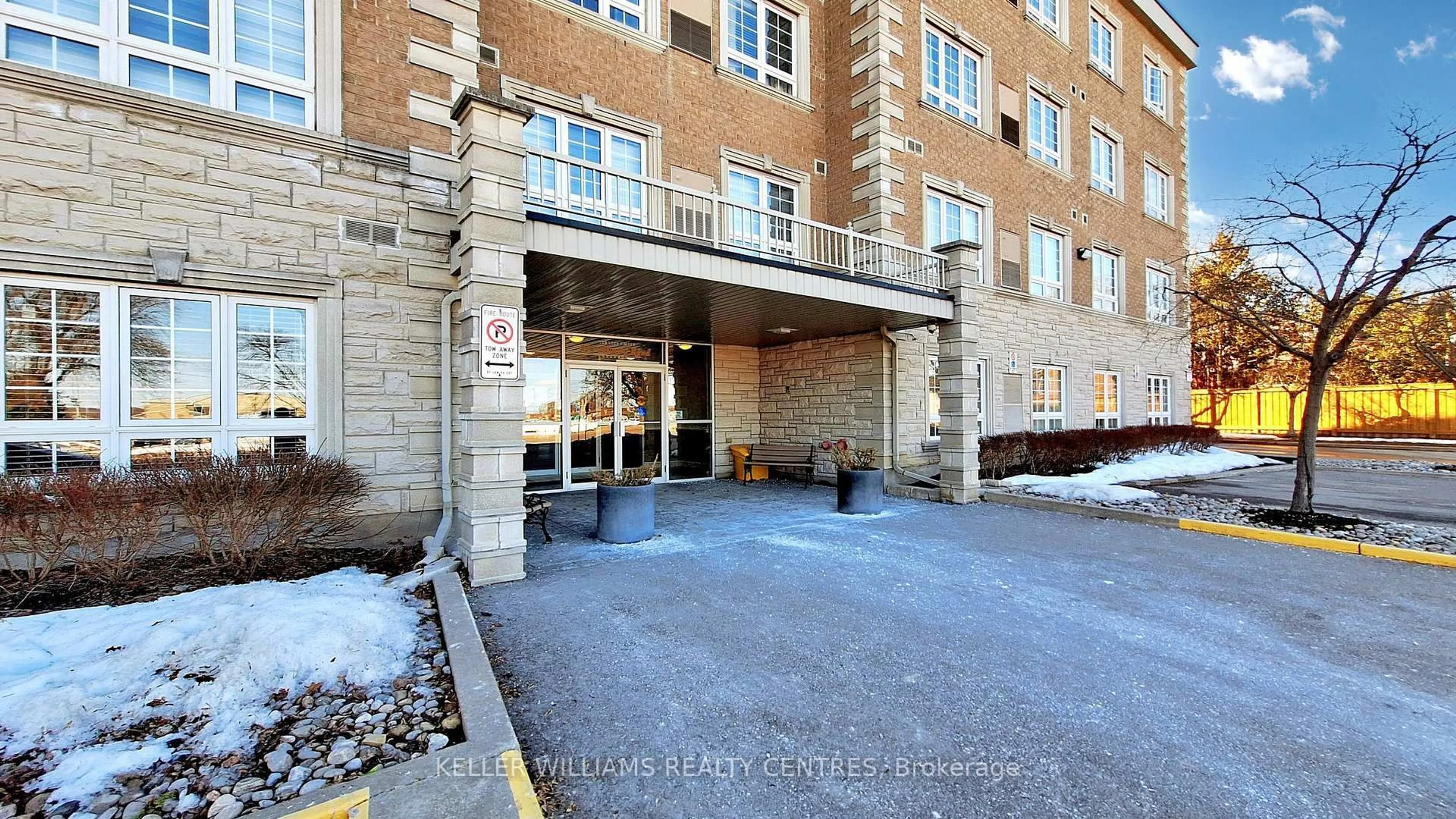Indoor foyer for 112 Simcoe Rd #412, Bradford West Gwillimbury Ontario L3Z 1Y2