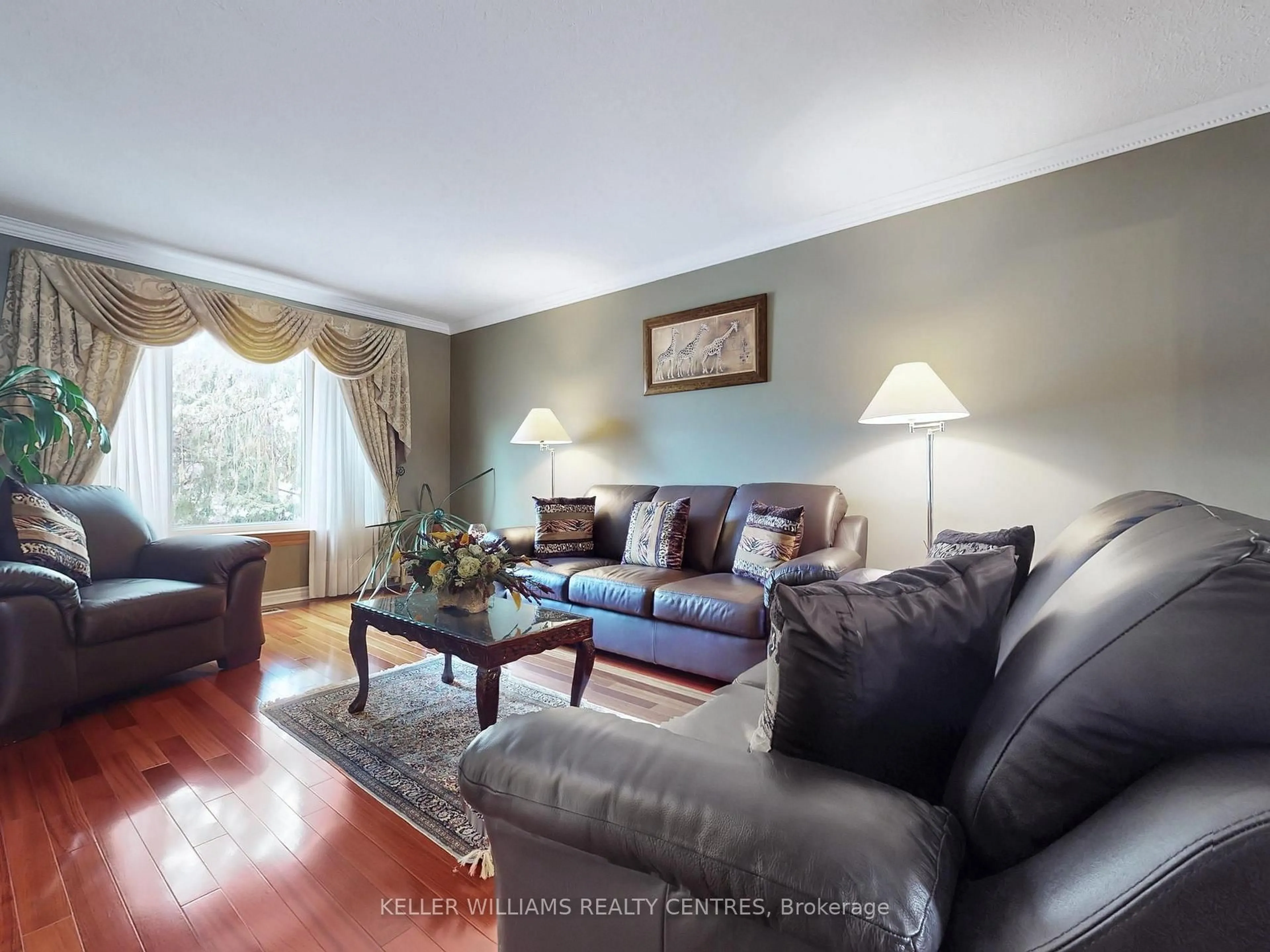 Living room with furniture, wood/laminate floor for 43 Mayvern Cres, Richmond Hill Ontario L4C 5J5