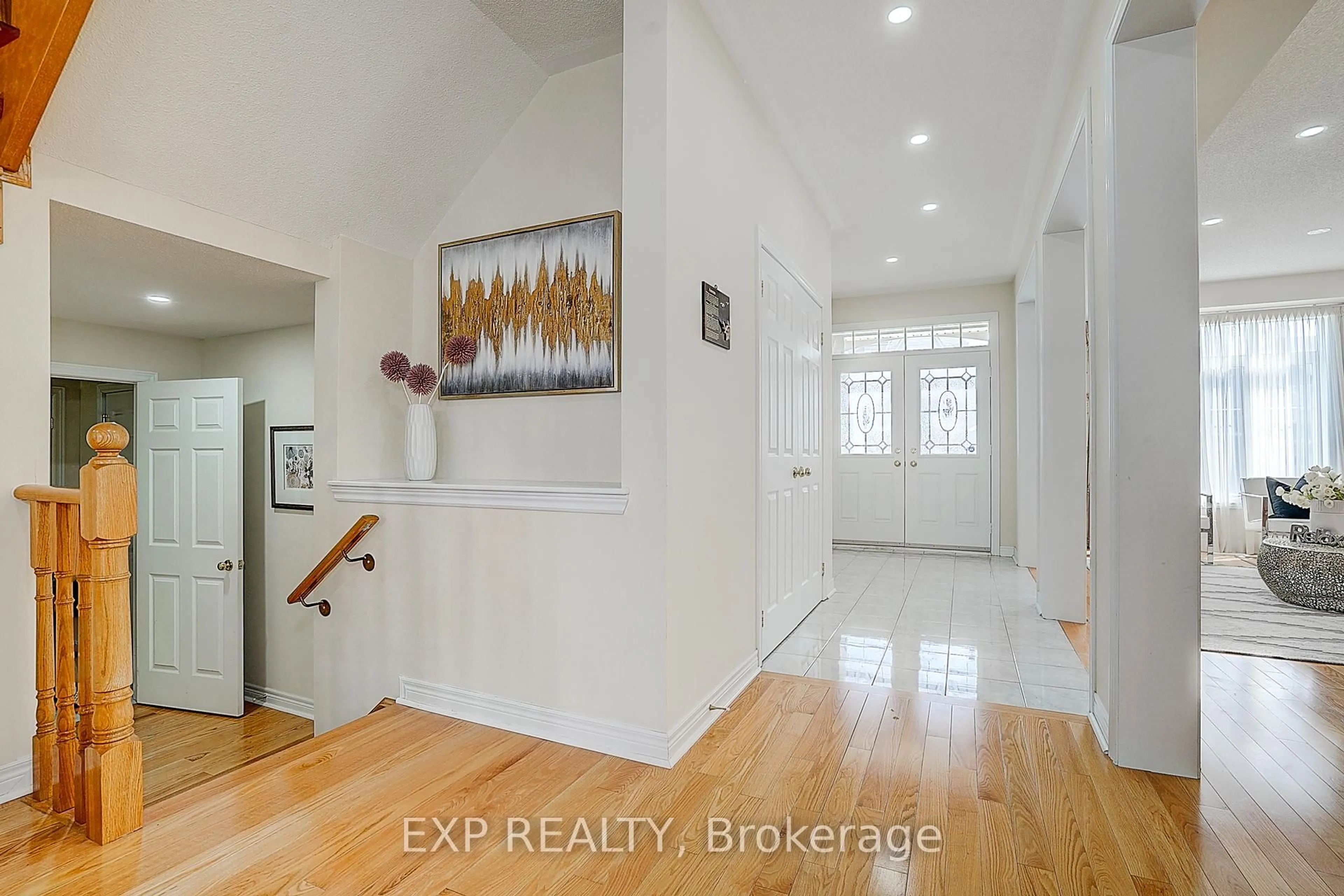 Indoor entryway for 14 Arnold Heights Dr, Markham Ontario L6C 0E8