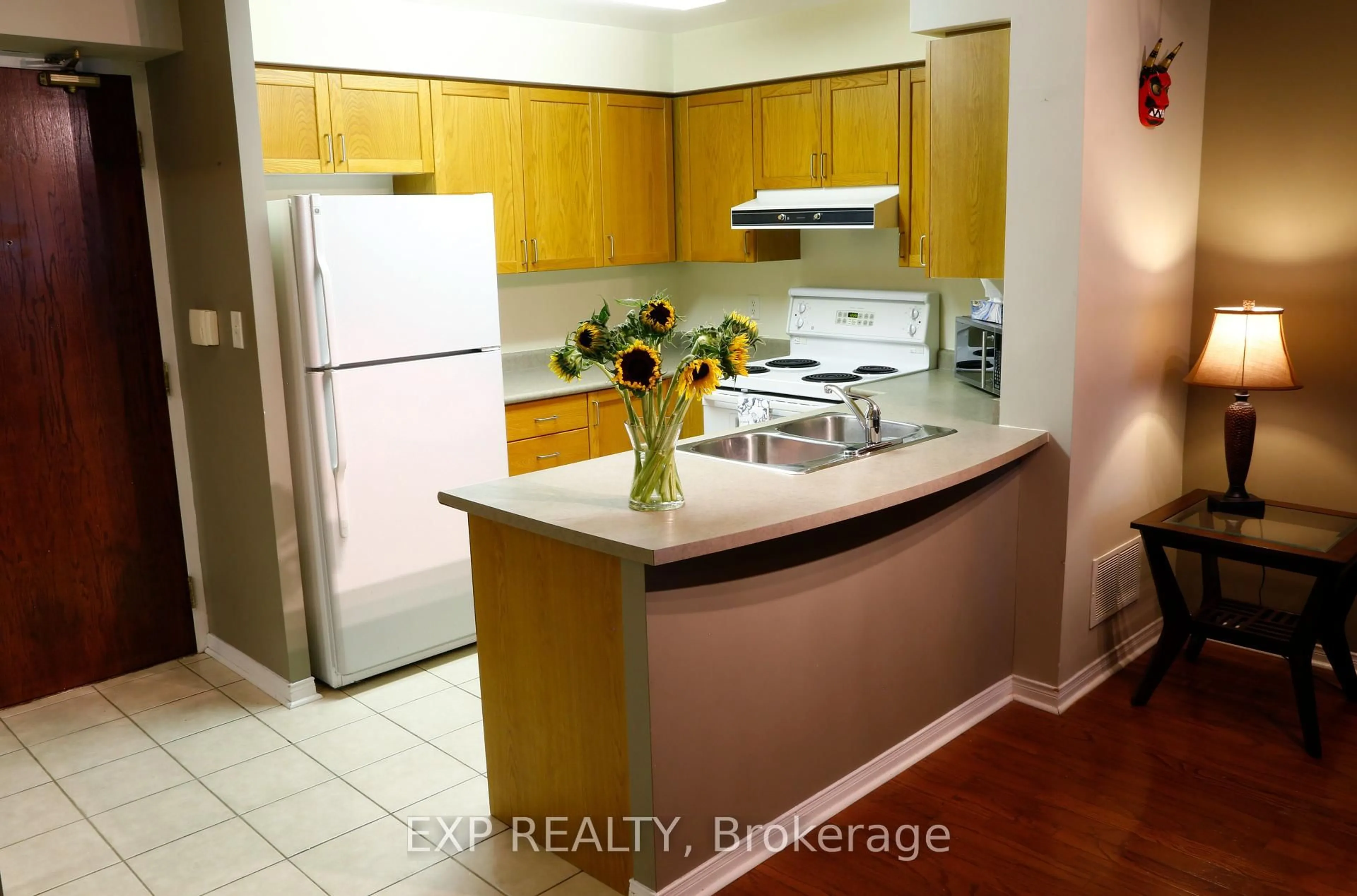 Standard kitchen, unknown for 51 Baffin Crt #306, Richmond Hill Ontario L4B 4P6