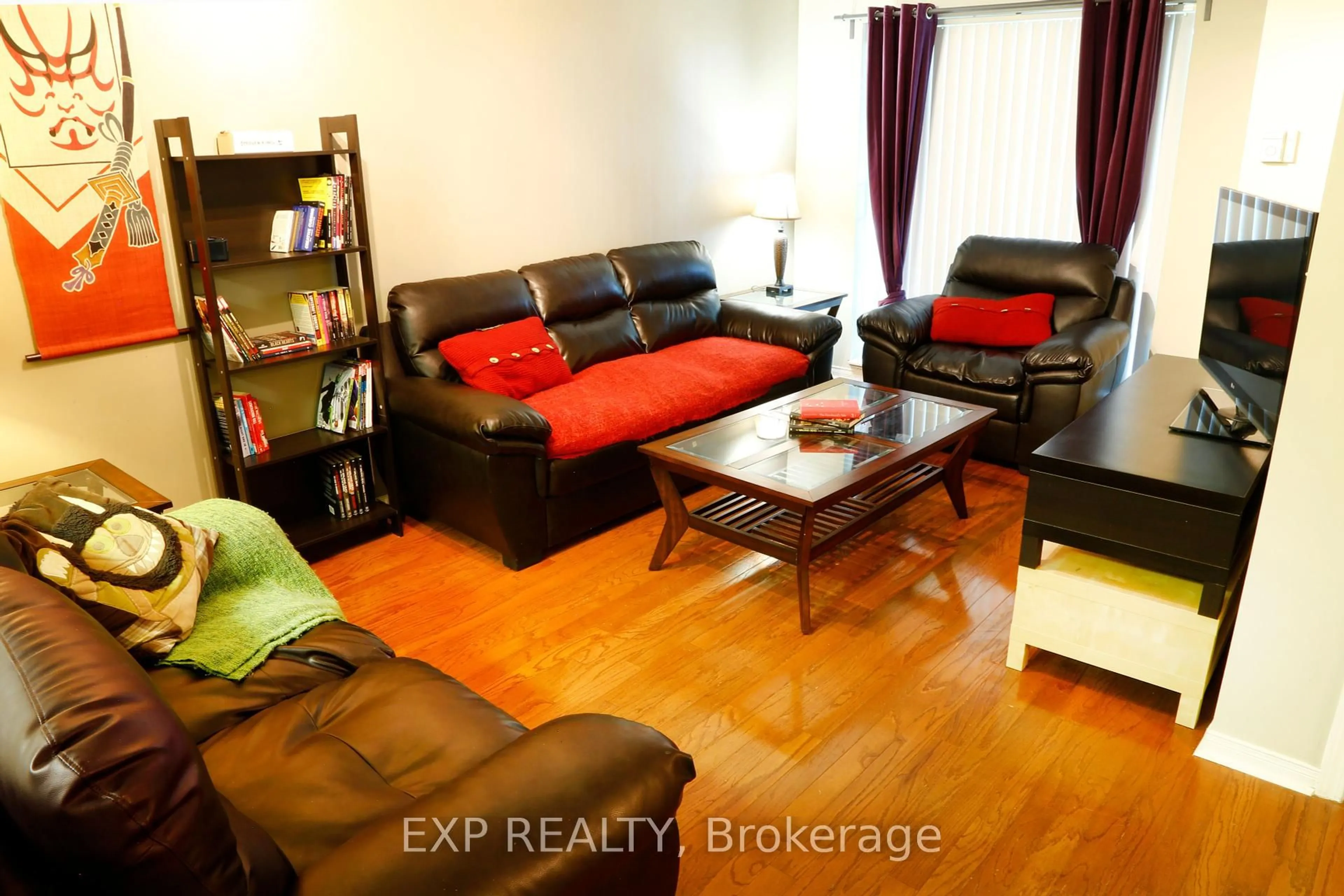 Living room with furniture, wood/laminate floor for 51 Baffin Crt #306, Richmond Hill Ontario L4B 4P6