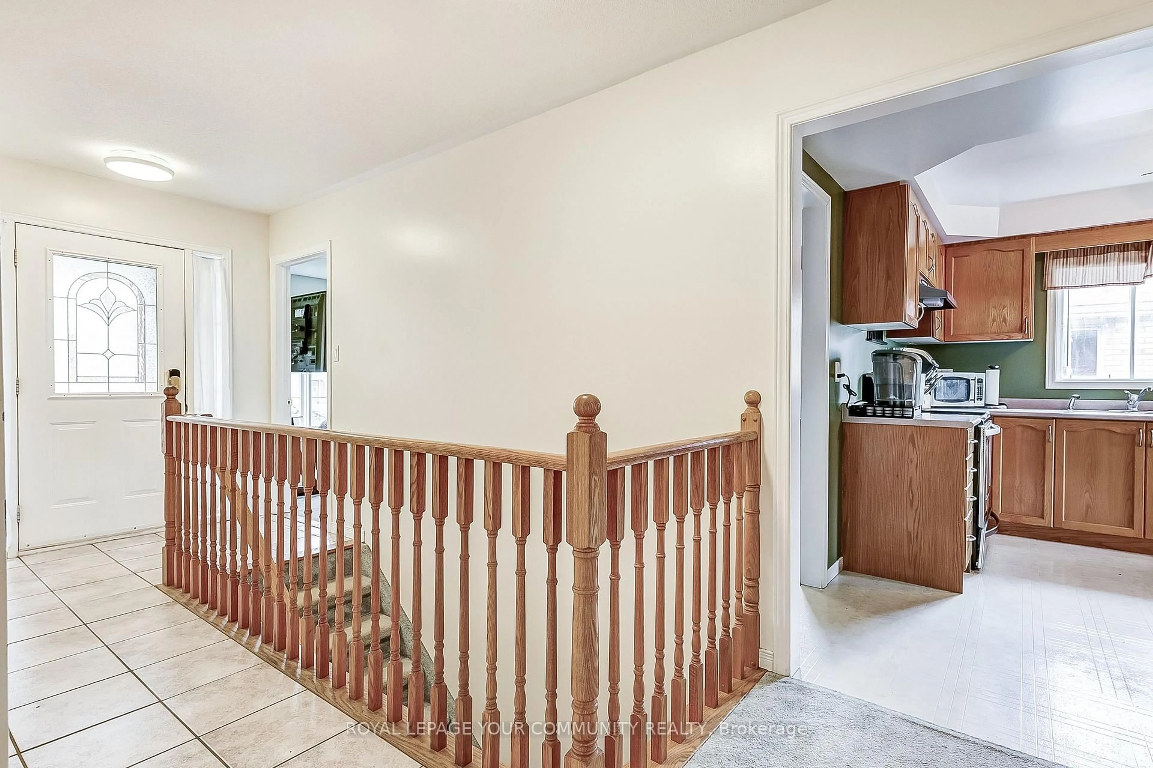 Indoor foyer for 46 Enzo Cres, Uxbridge Ontario L9P 1M1