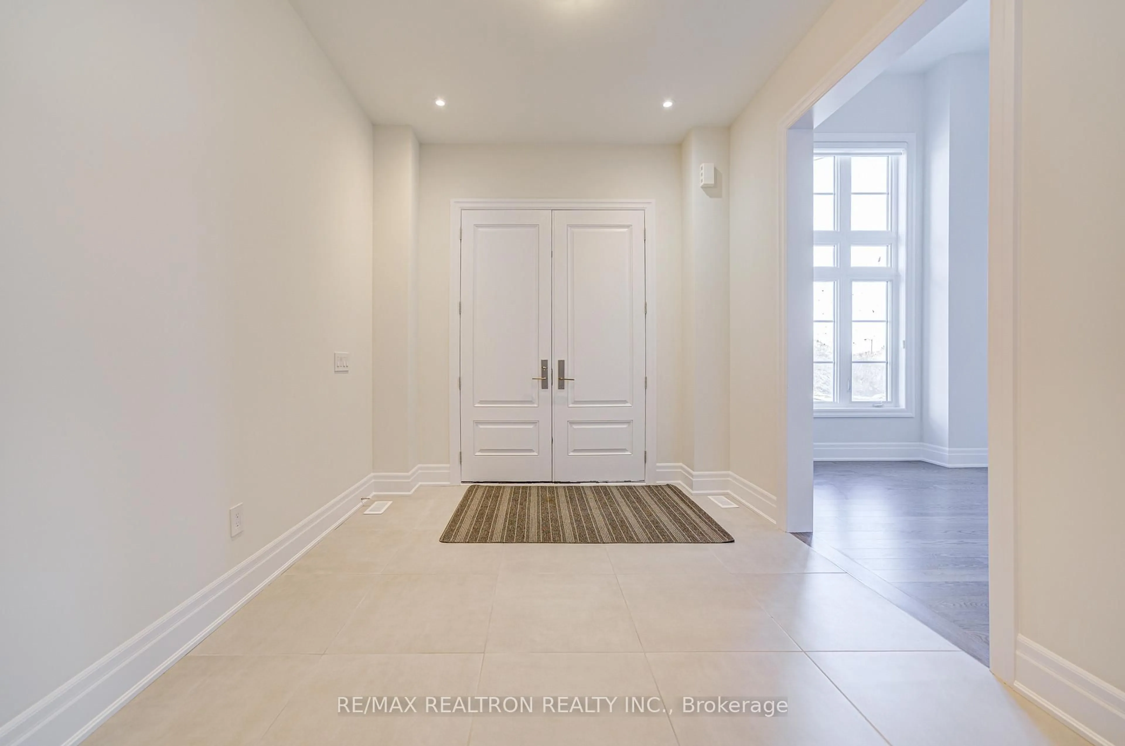 Indoor entryway for 92 Sunny Acre Cres, King Ontario L7B 0S6