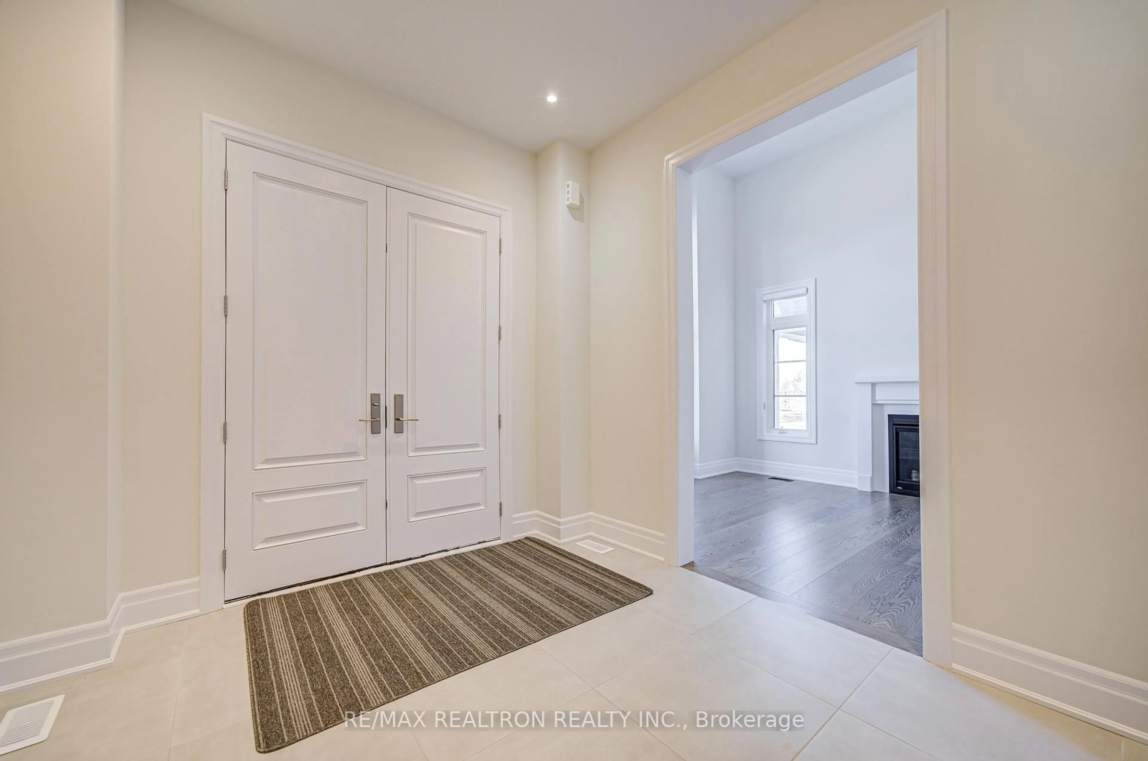 Indoor entryway for 92 Sunny Acre Cres, King Ontario L7B 0S6