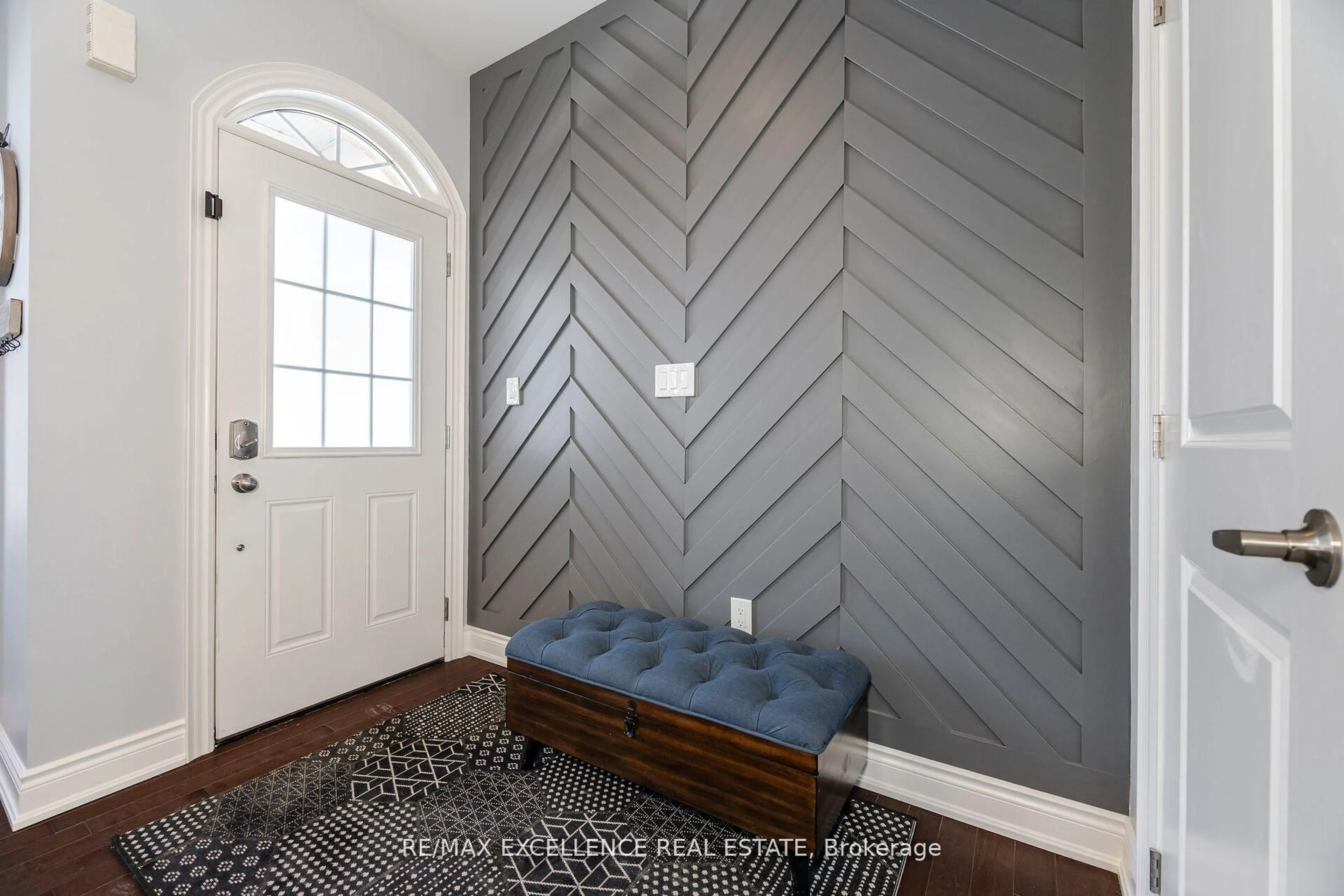 Indoor entryway for 59 Strachan Tr, New Tecumseth Ontario L0G 1A0