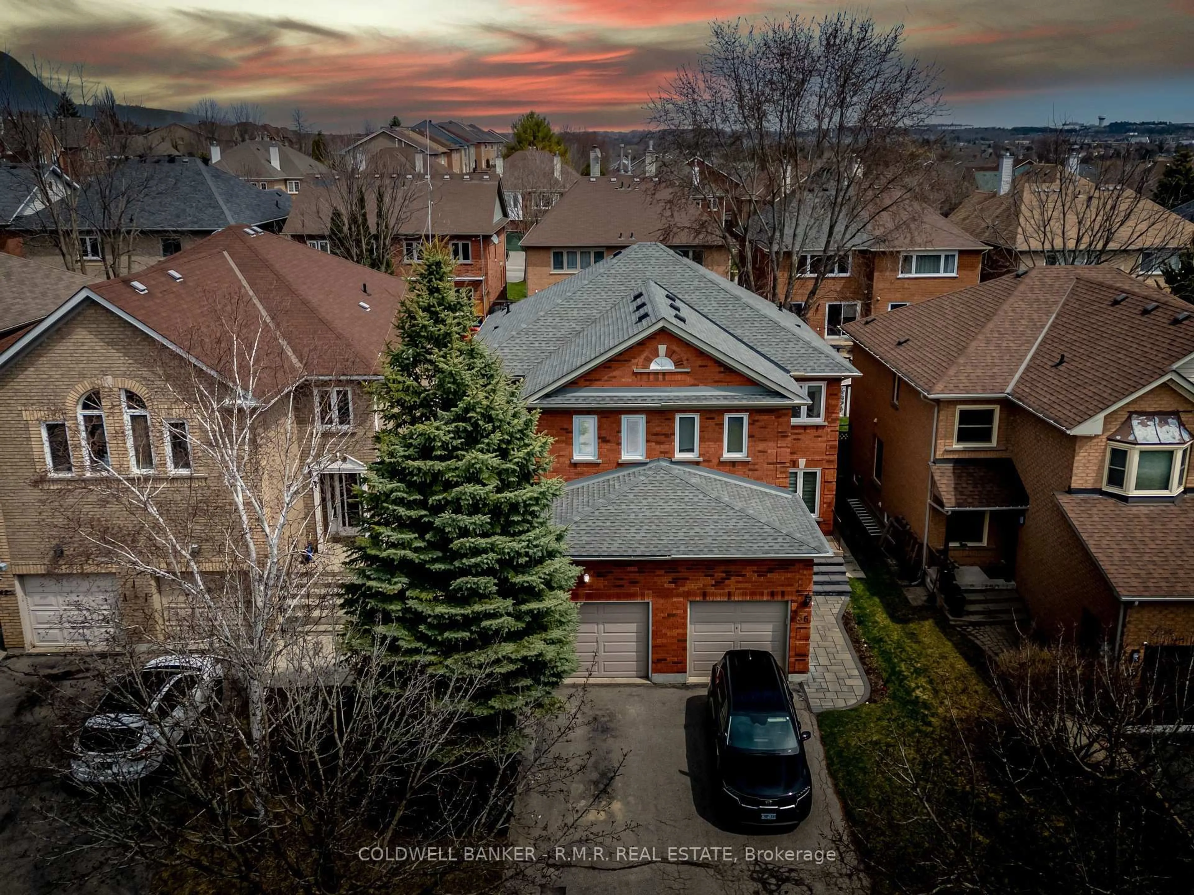 A pic from outside/outdoor area/front of a property/back of a property/a pic from drone, city buildings view from balcony for 38 Widdifield Ave, Newmarket Ontario L3X 1Z4