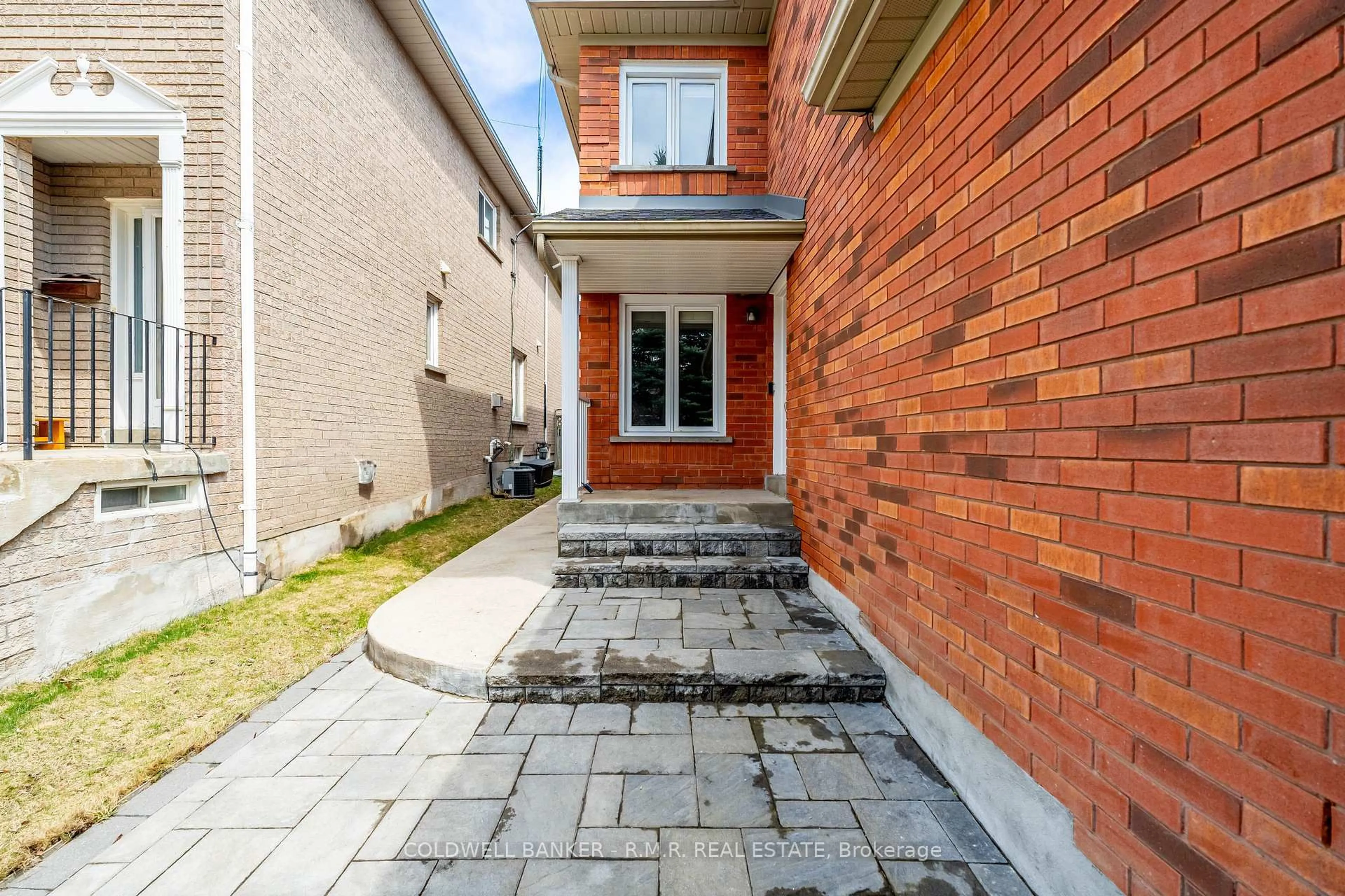 Home with brick exterior material, street for 38 Widdifield Ave, Newmarket Ontario L3X 1Z4