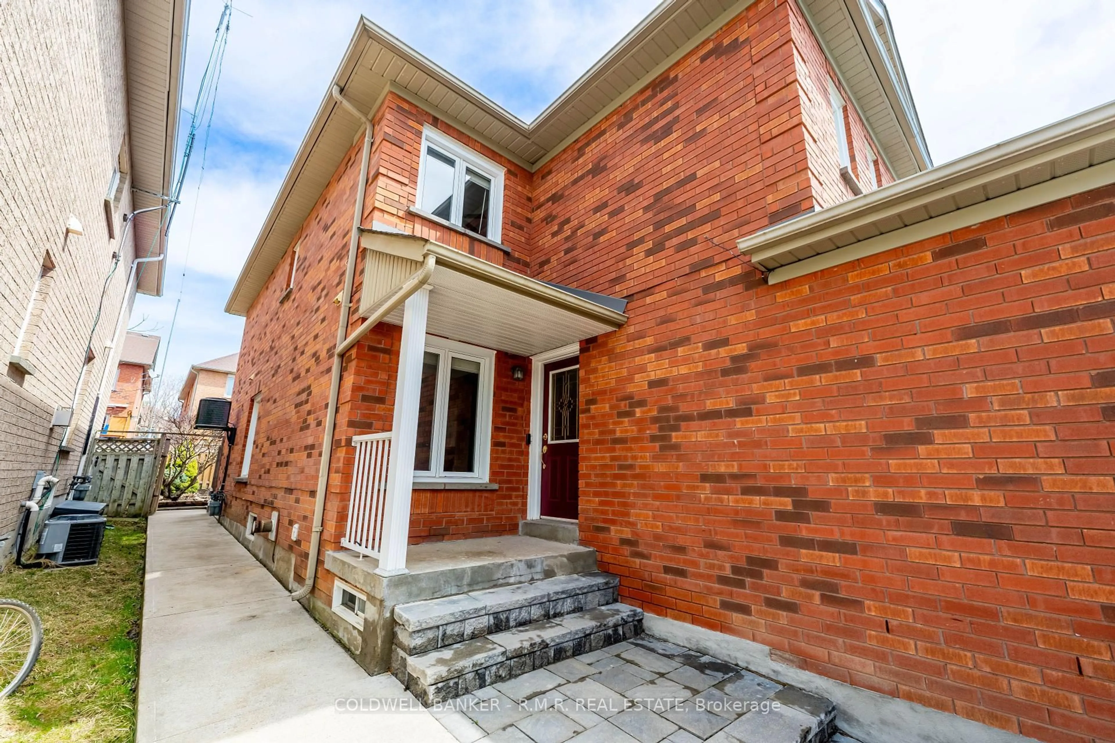 Home with brick exterior material, street for 38 Widdifield Ave, Newmarket Ontario L3X 1Z4