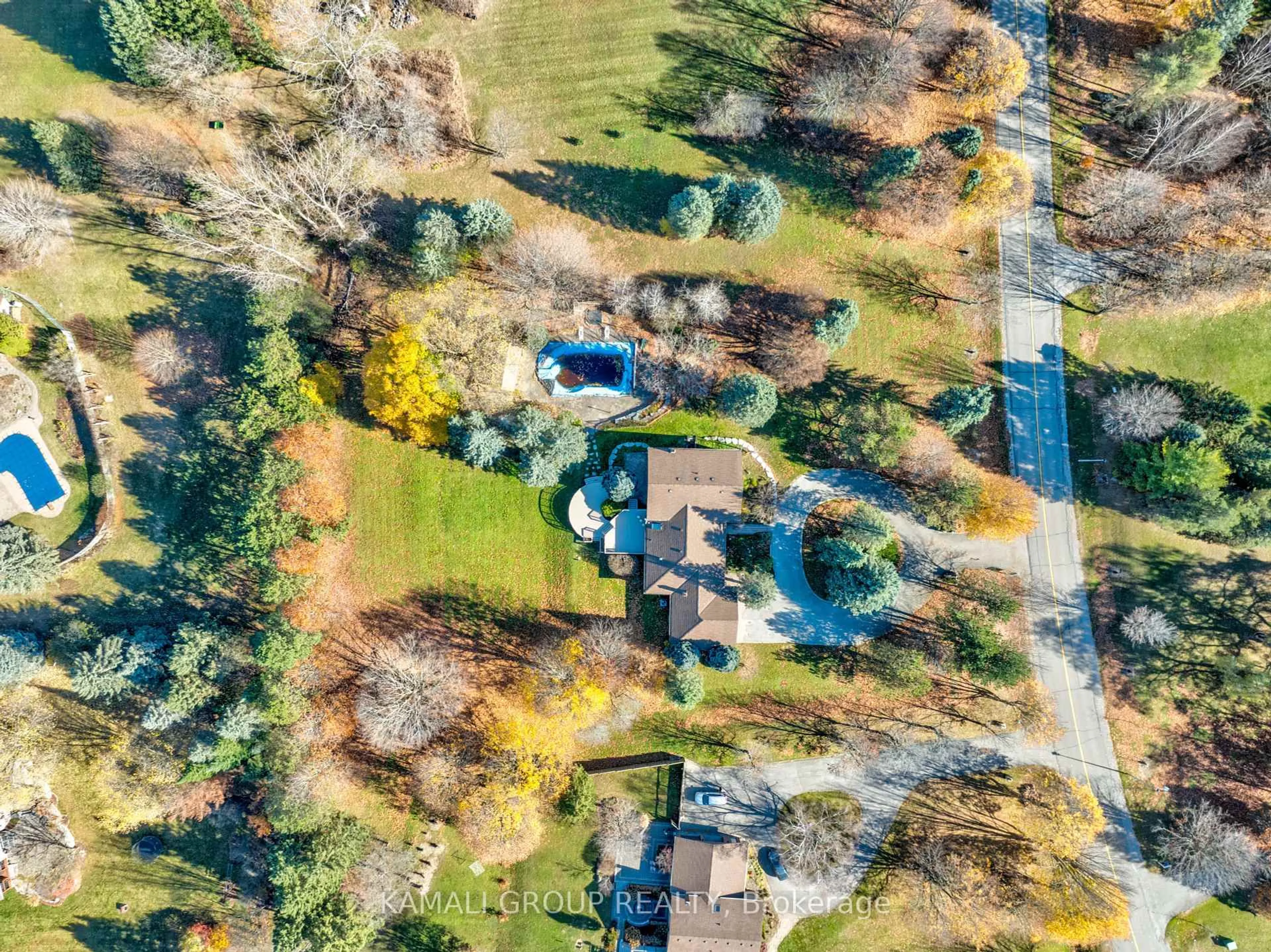 A pic from outside/outdoor area/front of a property/back of a property/a pic from drone, street for 1182 Kingdale Rd, Newmarket Ontario L3Y 4W1