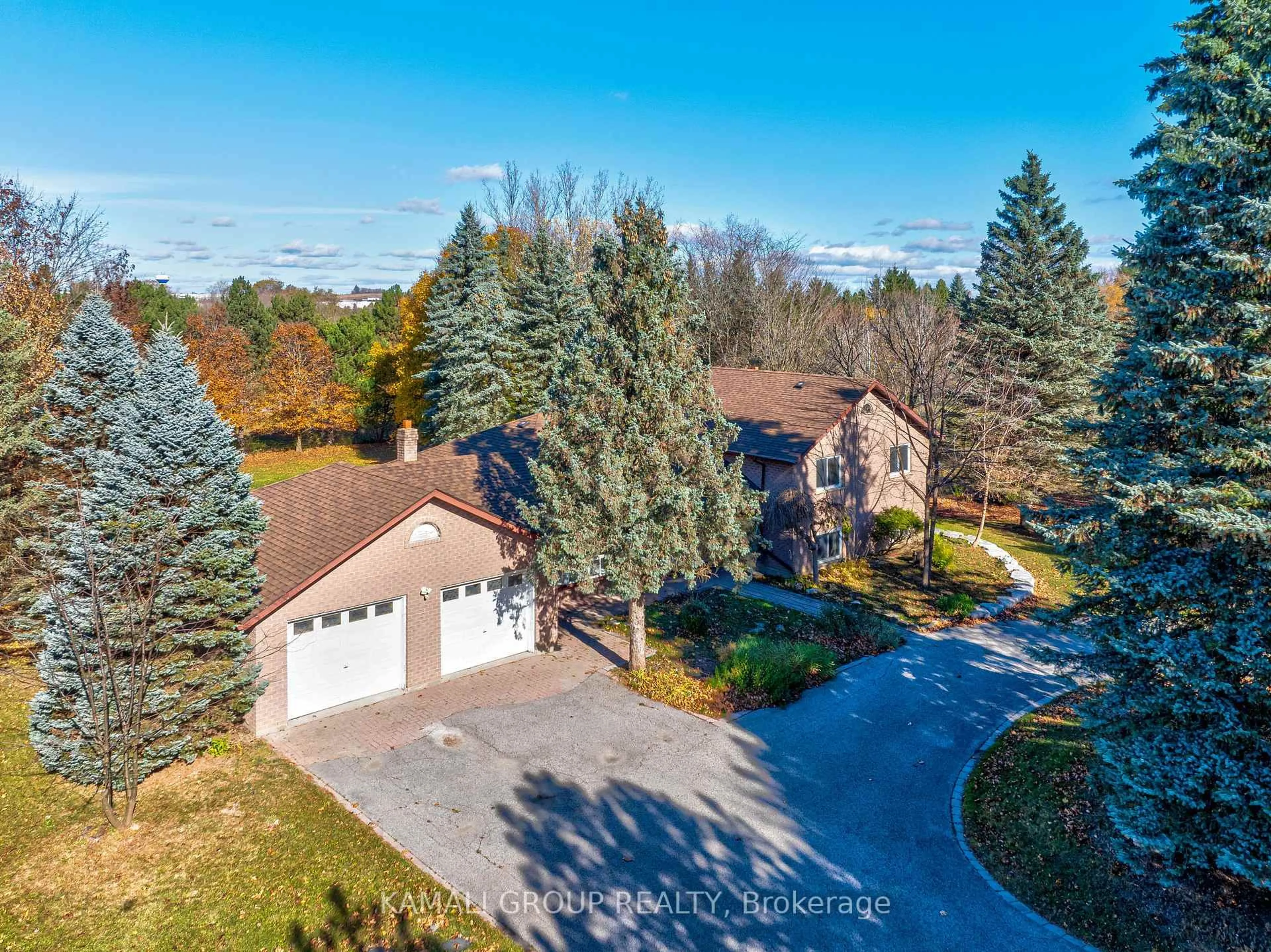 A pic from outside/outdoor area/front of a property/back of a property/a pic from drone, water/lake/river/ocean view for 1182 Kingdale Rd, Newmarket Ontario L3Y 4W1