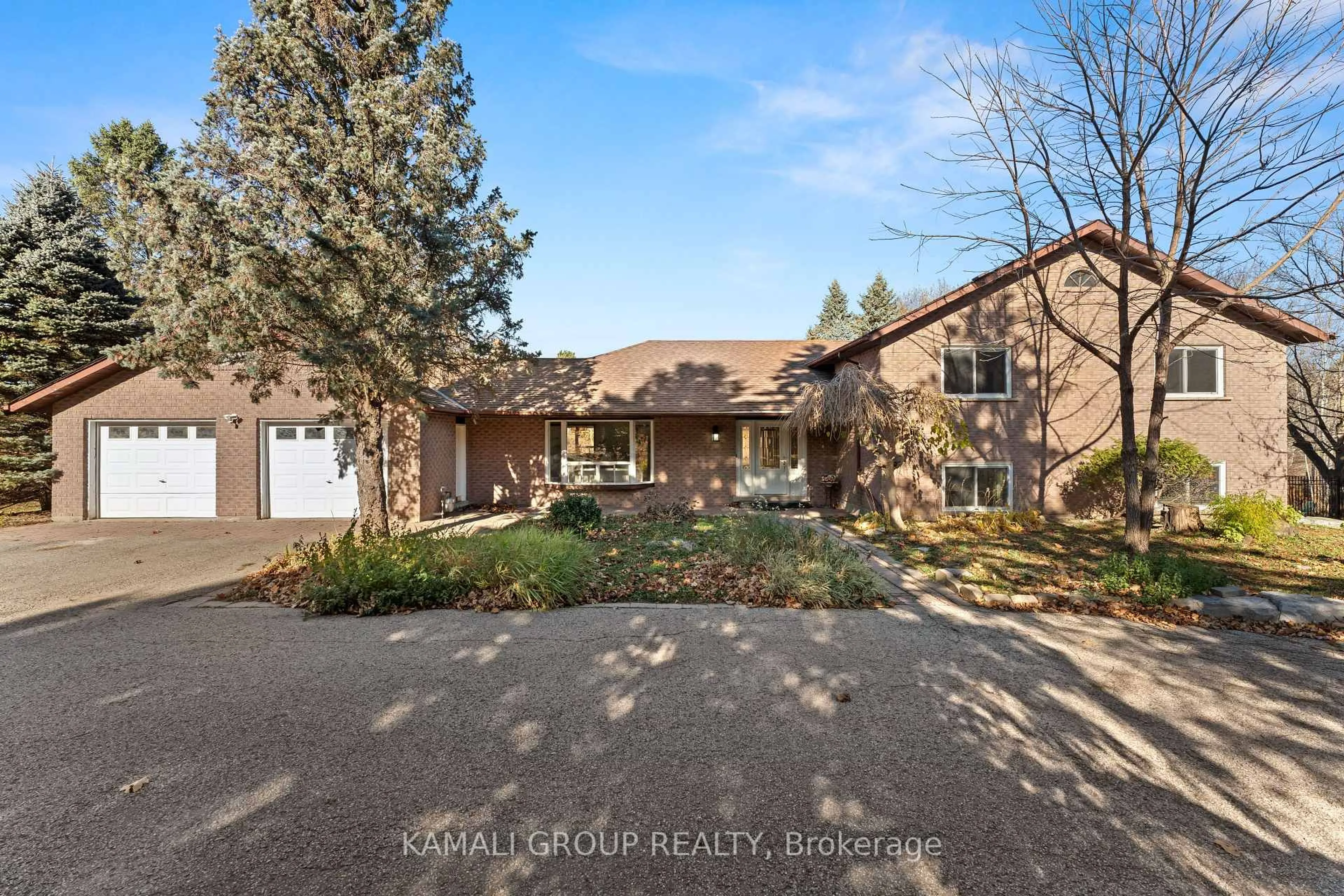 A pic from outside/outdoor area/front of a property/back of a property/a pic from drone, street for 1182 Kingdale Rd, Newmarket Ontario L3Y 4W1