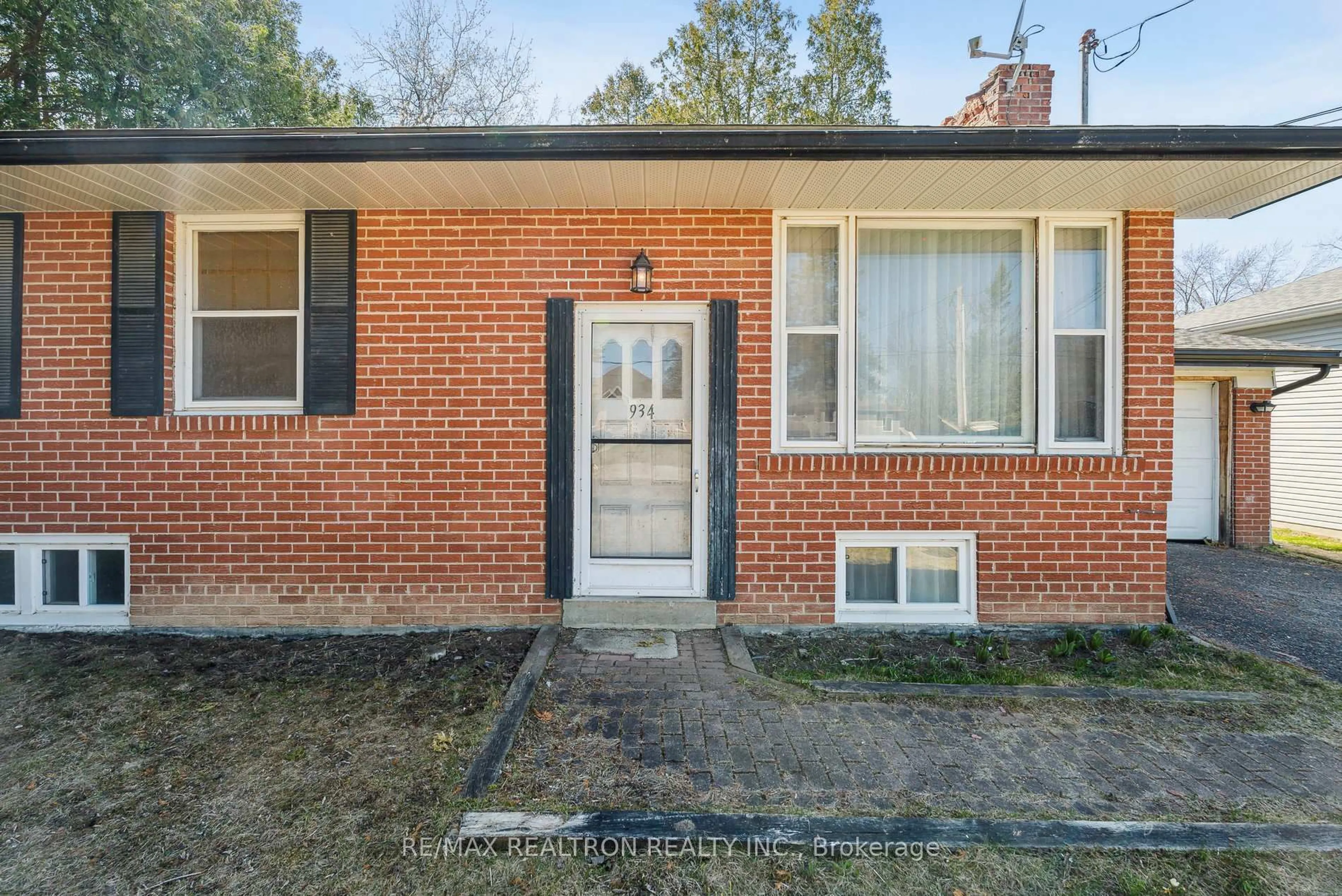 Home with brick exterior material, street for 934 Gilmore Ave, Innisfil Ontario L0L 1W0