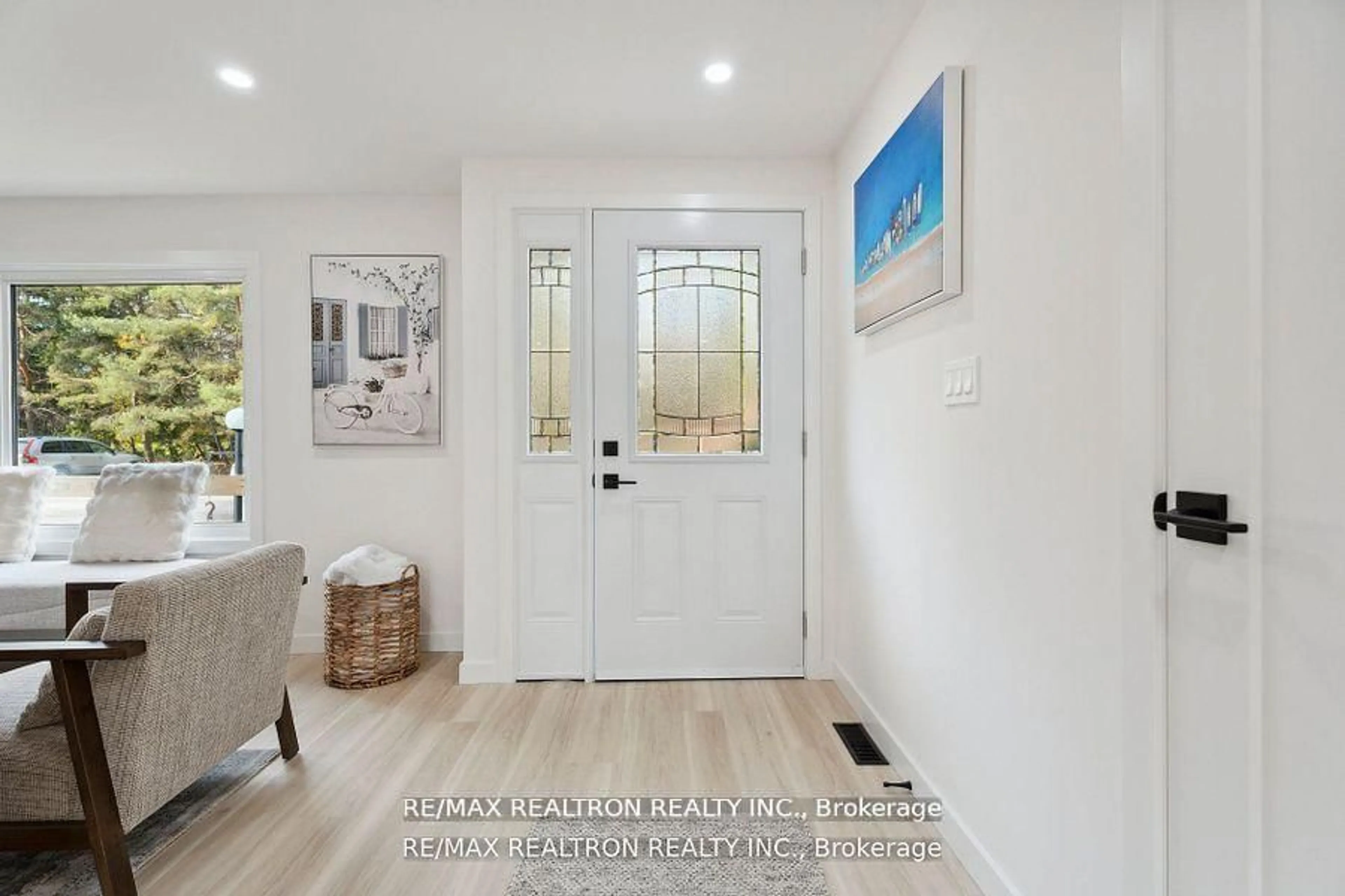 Indoor entryway for 13 Cherrywood Lane, Innisfil Ontario L9S 1M9