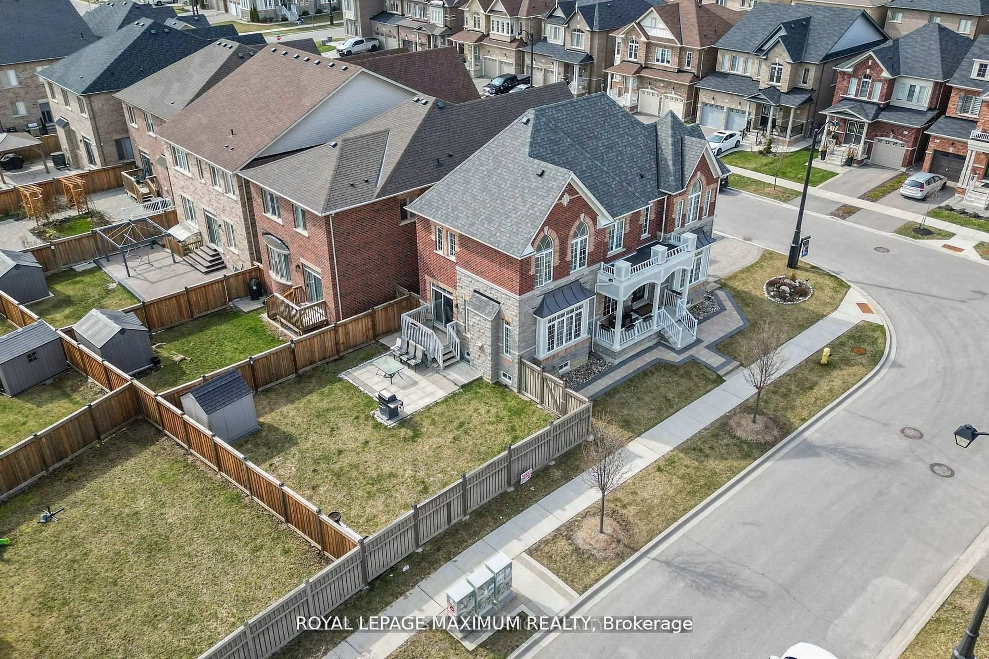 A pic from outside/outdoor area/front of a property/back of a property/a pic from drone, street for 29 Red Tree Dr, Vaughan Ontario L4H 4H8
