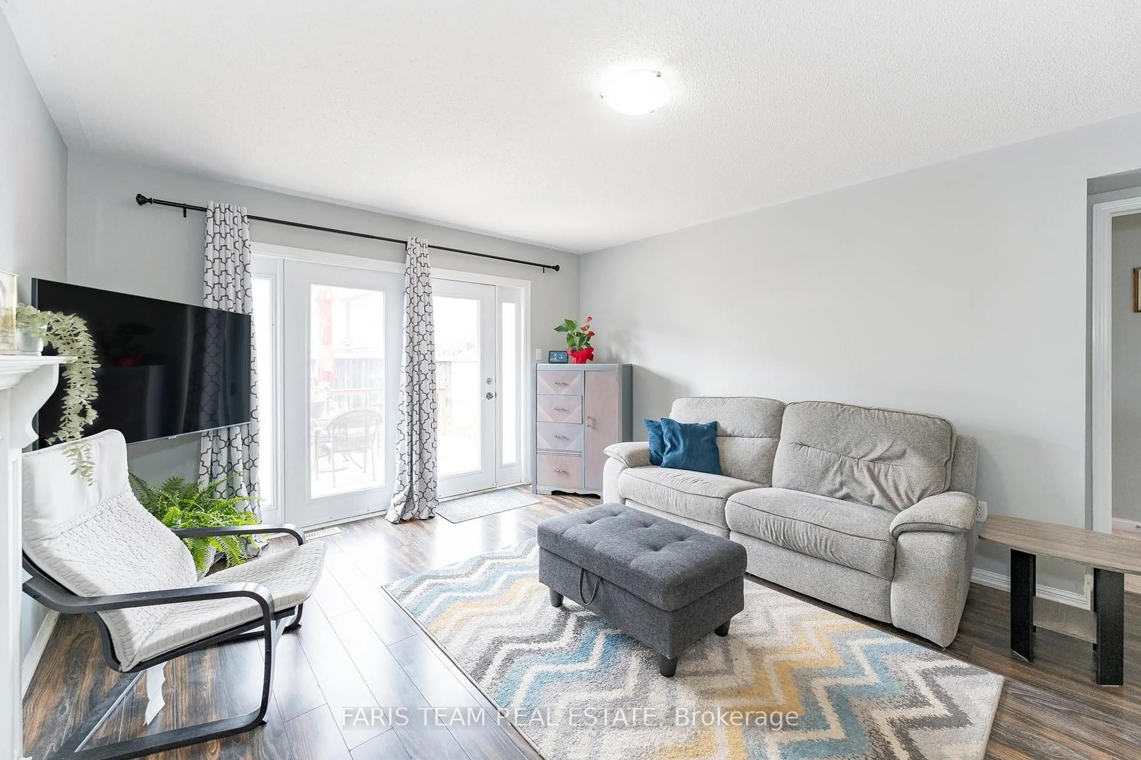 Living room with furniture, unknown for 4 Callander Cres, New Tecumseth Ontario L9R 0B3