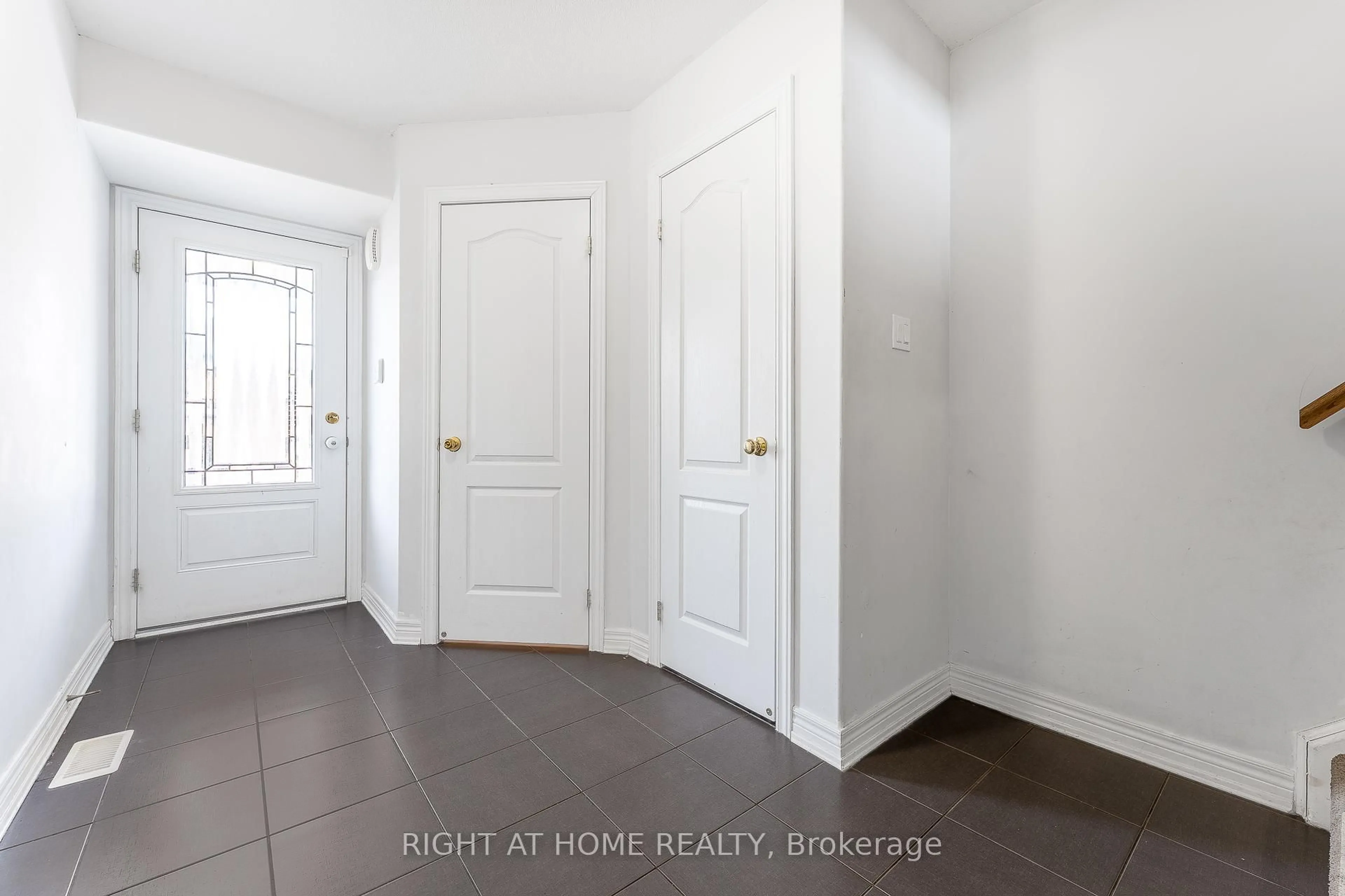 Indoor entryway for 143 Hutchinson Dr, New Tecumseth Ontario L9R 0P9