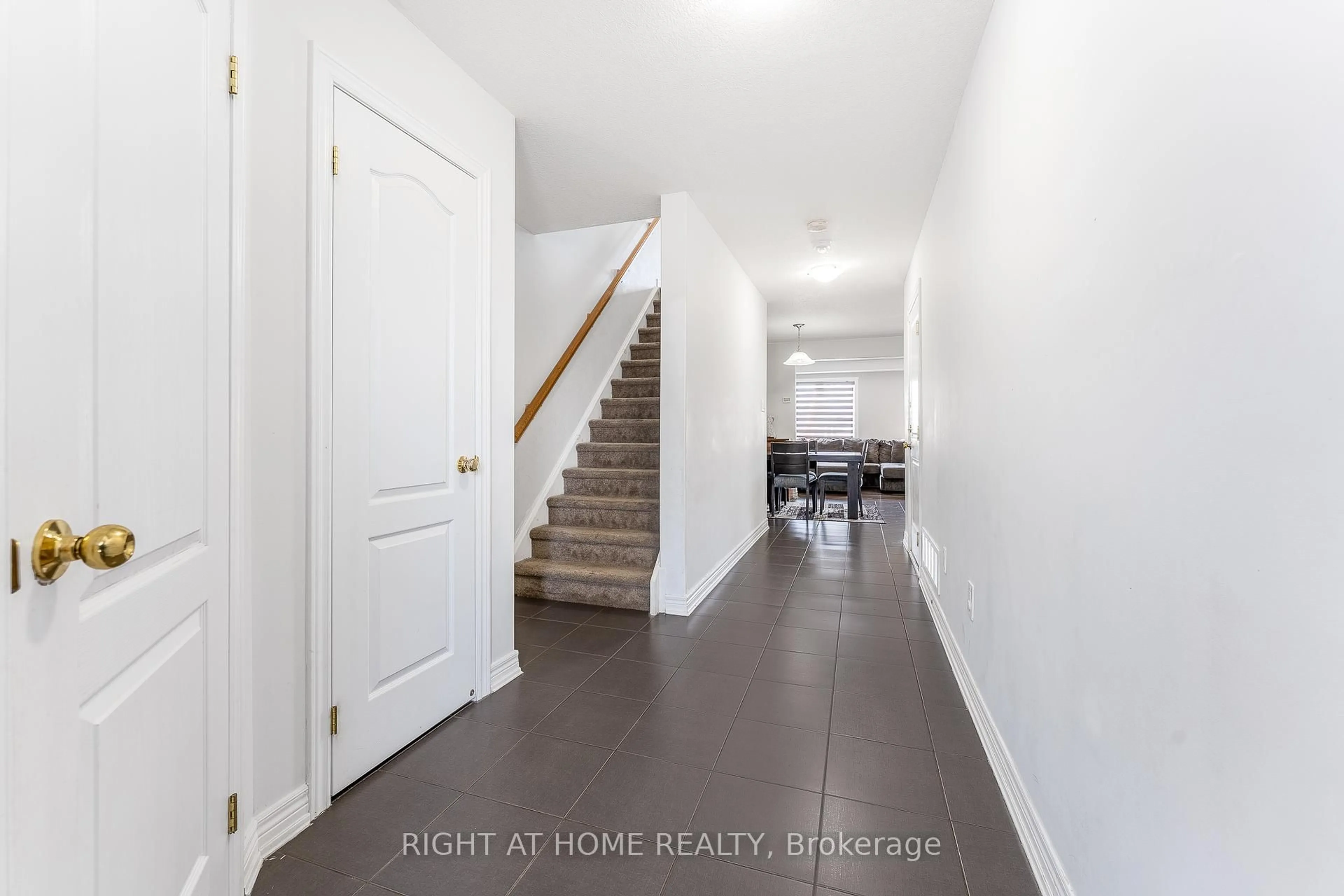 Indoor entryway for 143 Hutchinson Dr, New Tecumseth Ontario L9R 0P9
