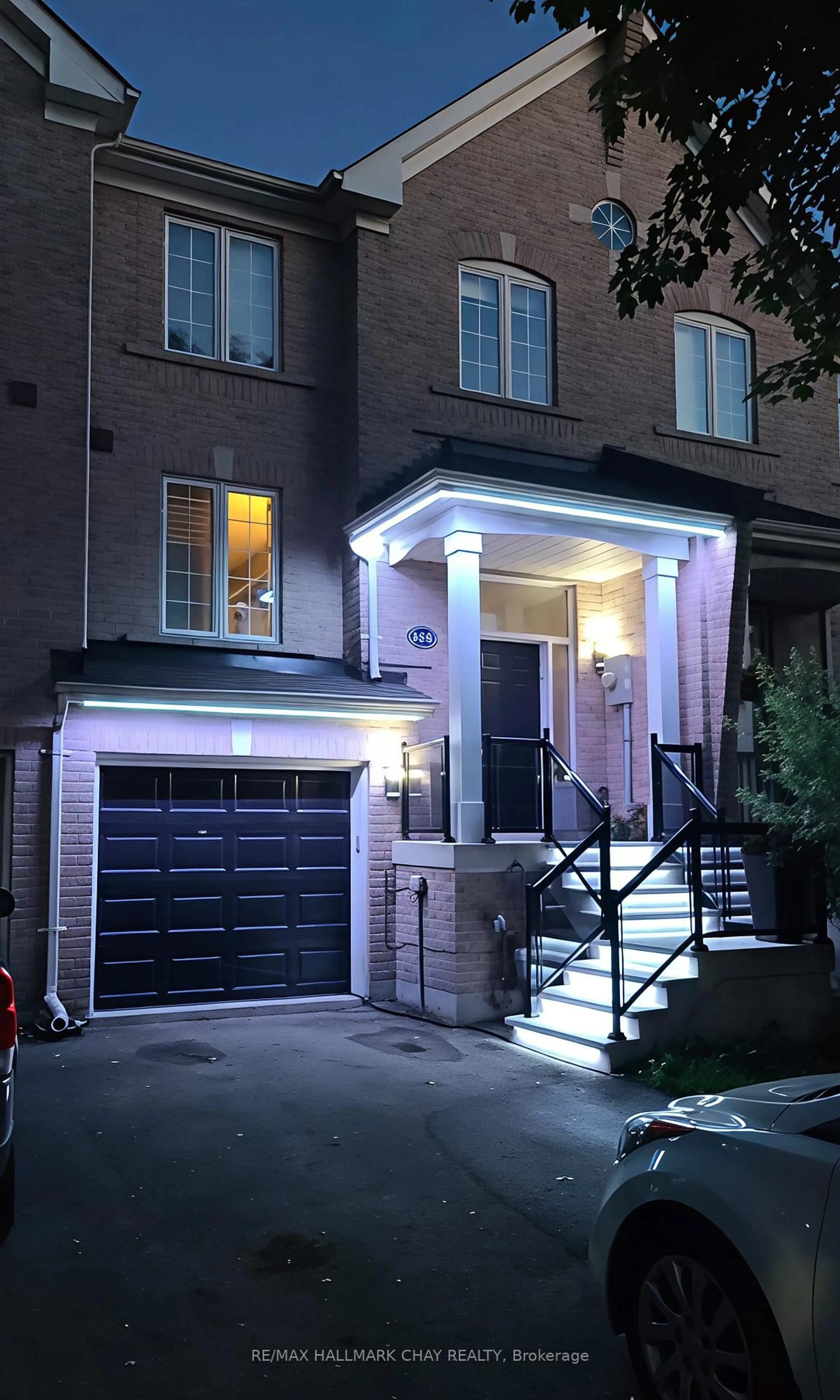 Indoor entryway for 126 Banbrooke Cres, Newmarket Ontario L3X 2W7