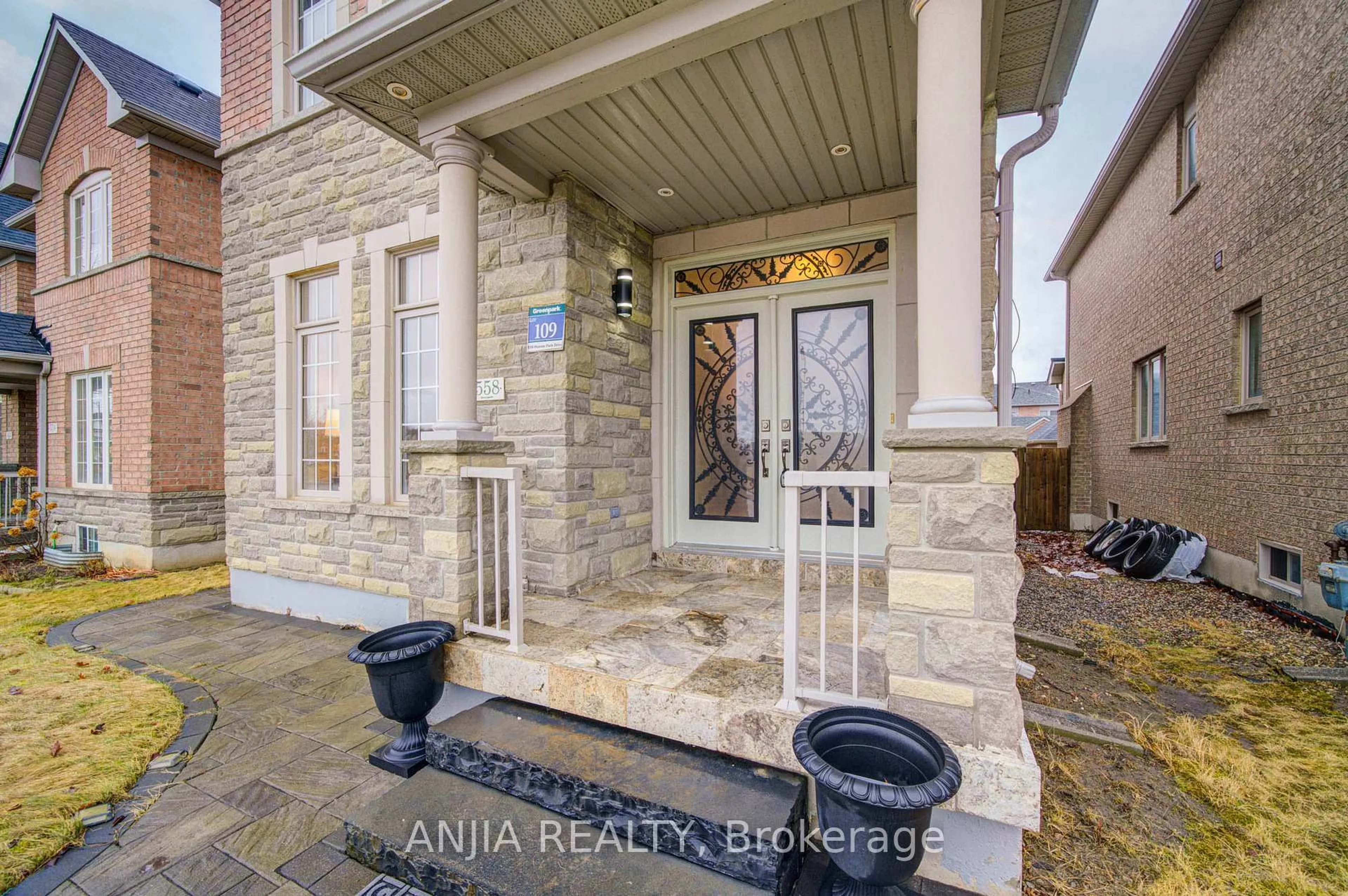 Indoor entryway for 558 Hoover Park Dr, Whitchurch-Stouffville Ontario L4A 0S8