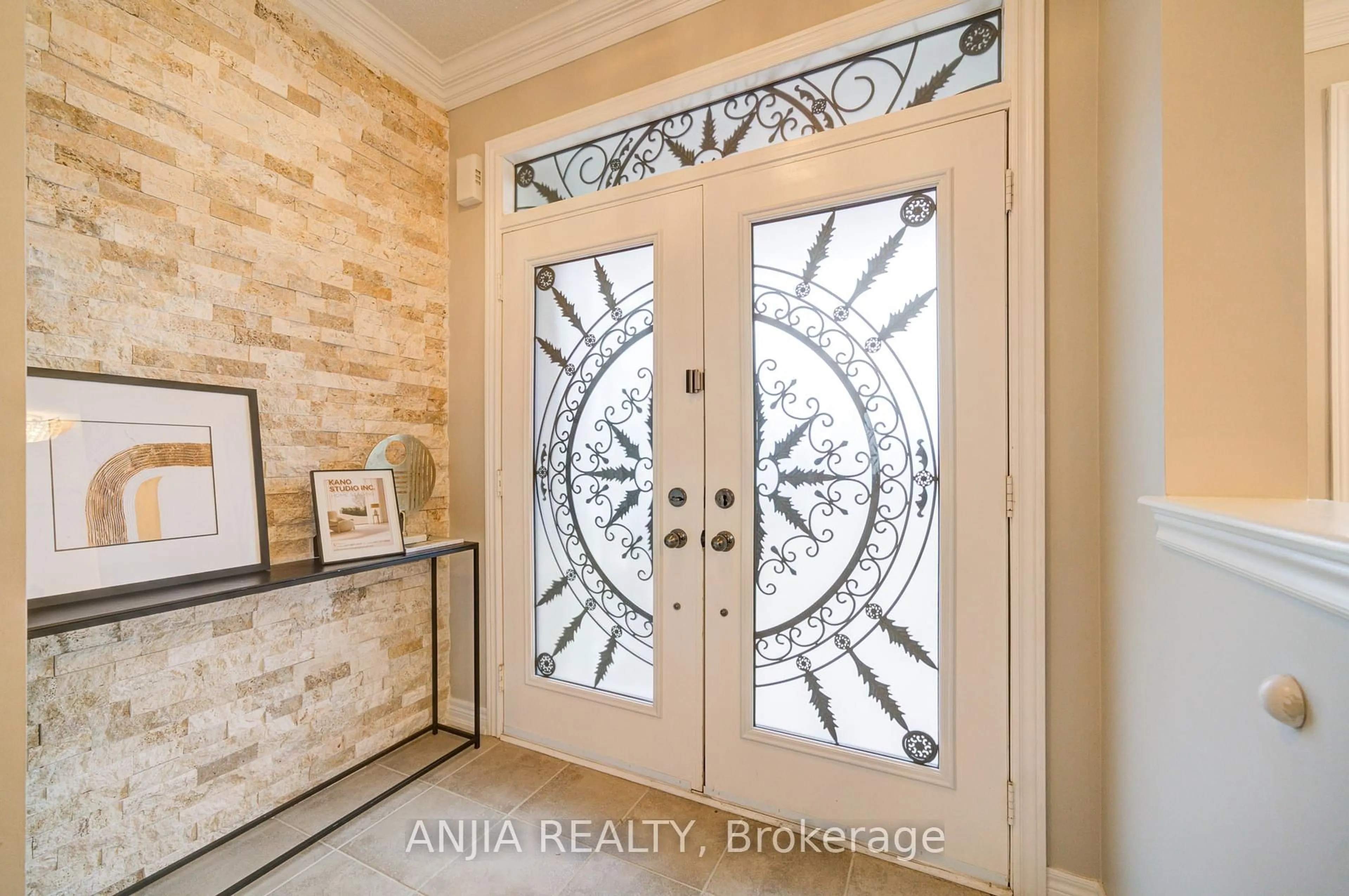 Indoor entryway for 558 Hoover Park Dr, Whitchurch-Stouffville Ontario L4A 0S8