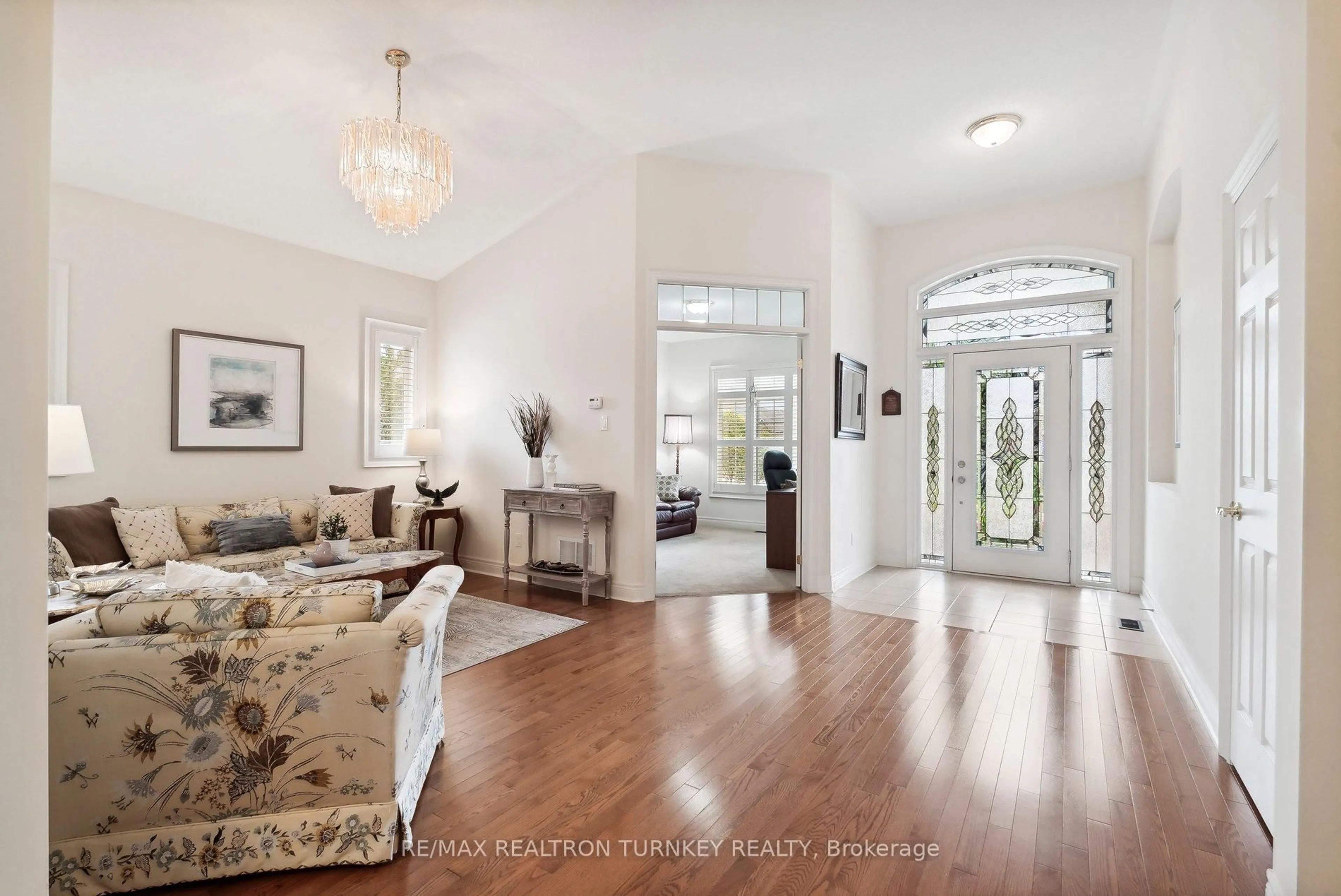Indoor foyer for 2 Suggs Lane, Whitchurch-Stouffville Ontario L4A 0K6
