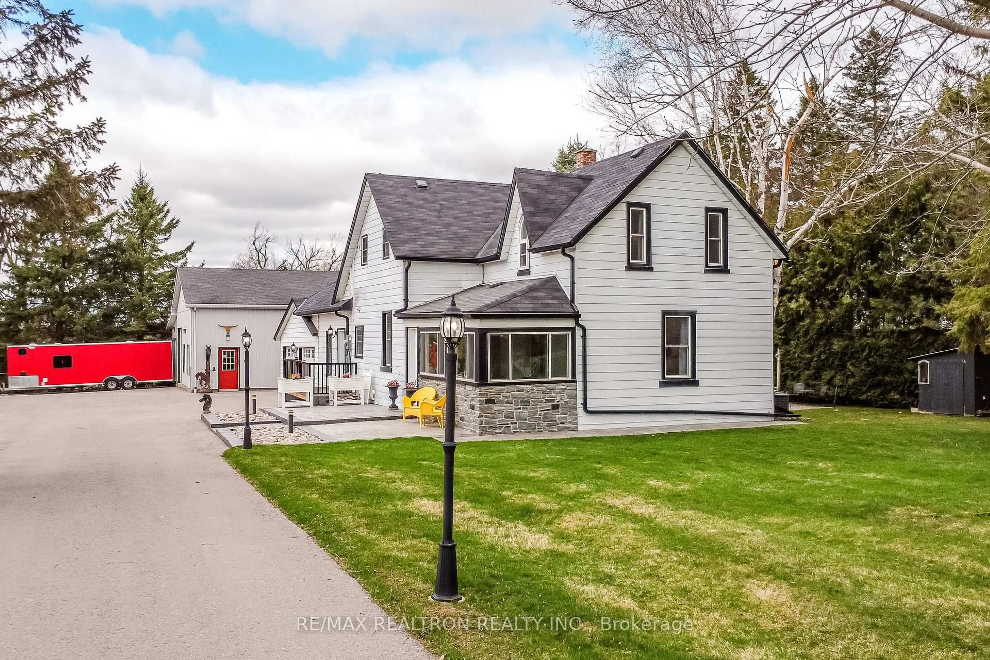 A pic from outside/outdoor area/front of a property/back of a property/a pic from drone, street for 5872 Yonge St, Innisfil Ontario L0L 1K0