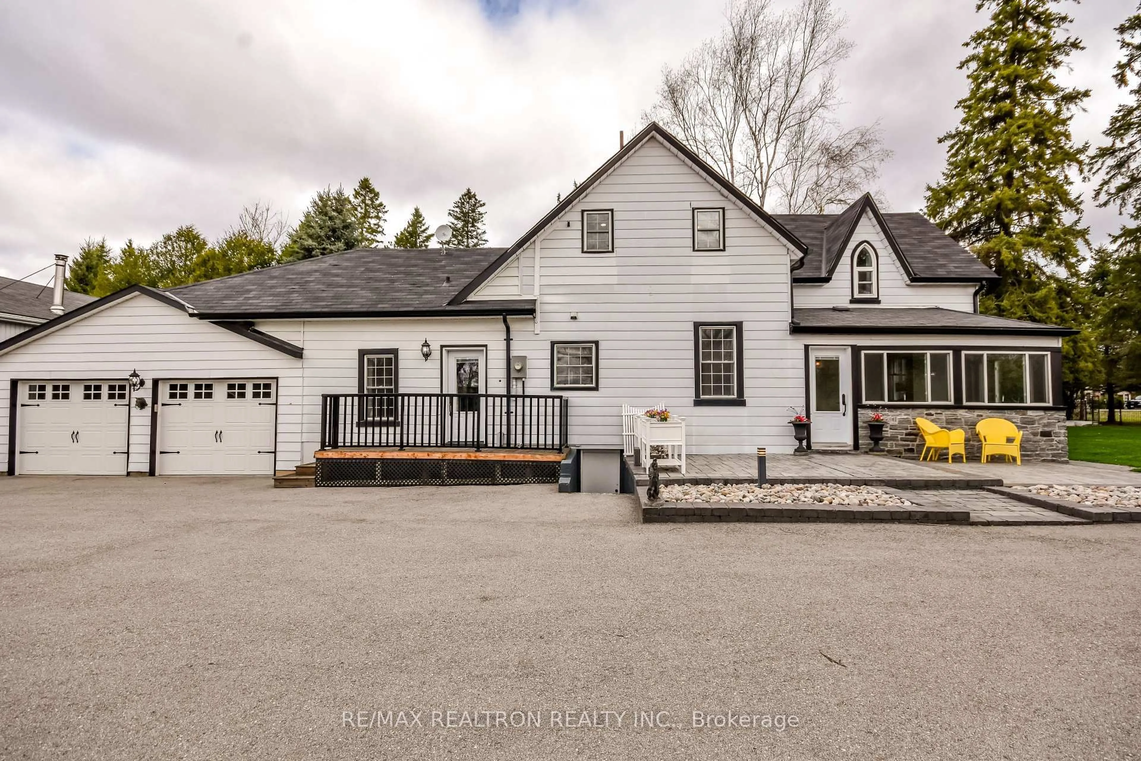 A pic from outside/outdoor area/front of a property/back of a property/a pic from drone, street for 5872 Yonge St, Innisfil Ontario L0L 1K0