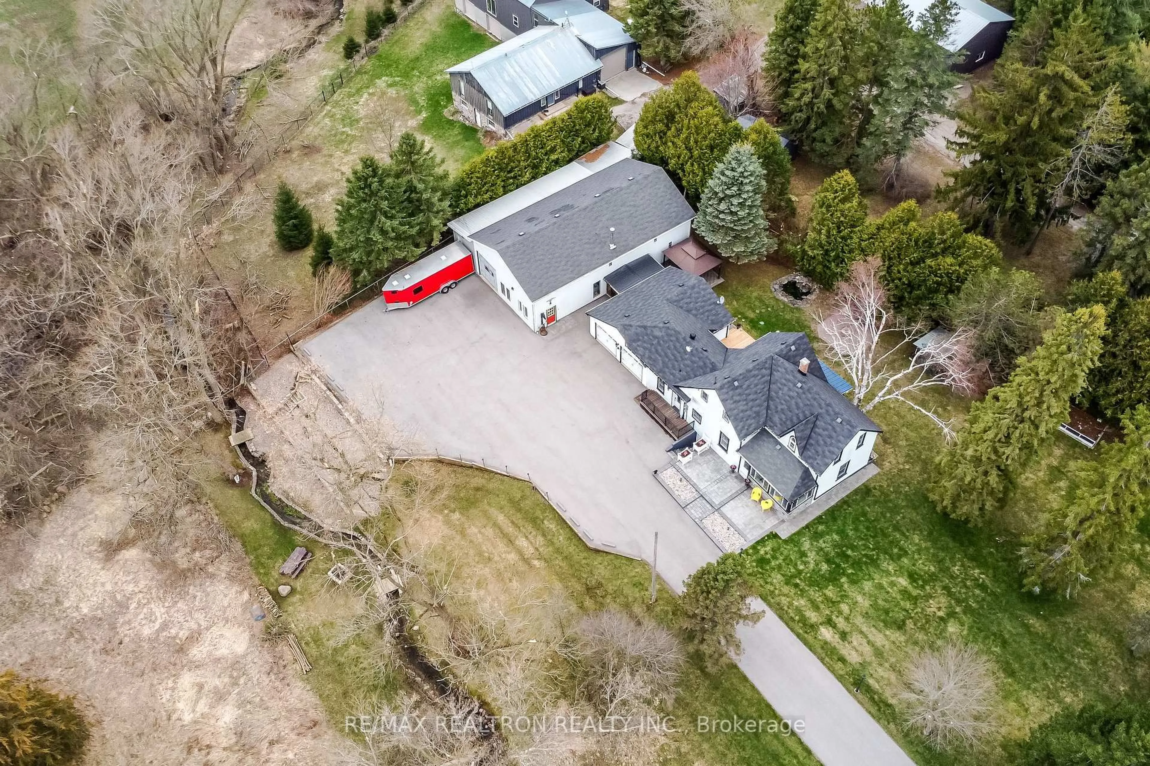 A pic from outside/outdoor area/front of a property/back of a property/a pic from drone, street for 5872 Yonge St, Innisfil Ontario L0L 1K0