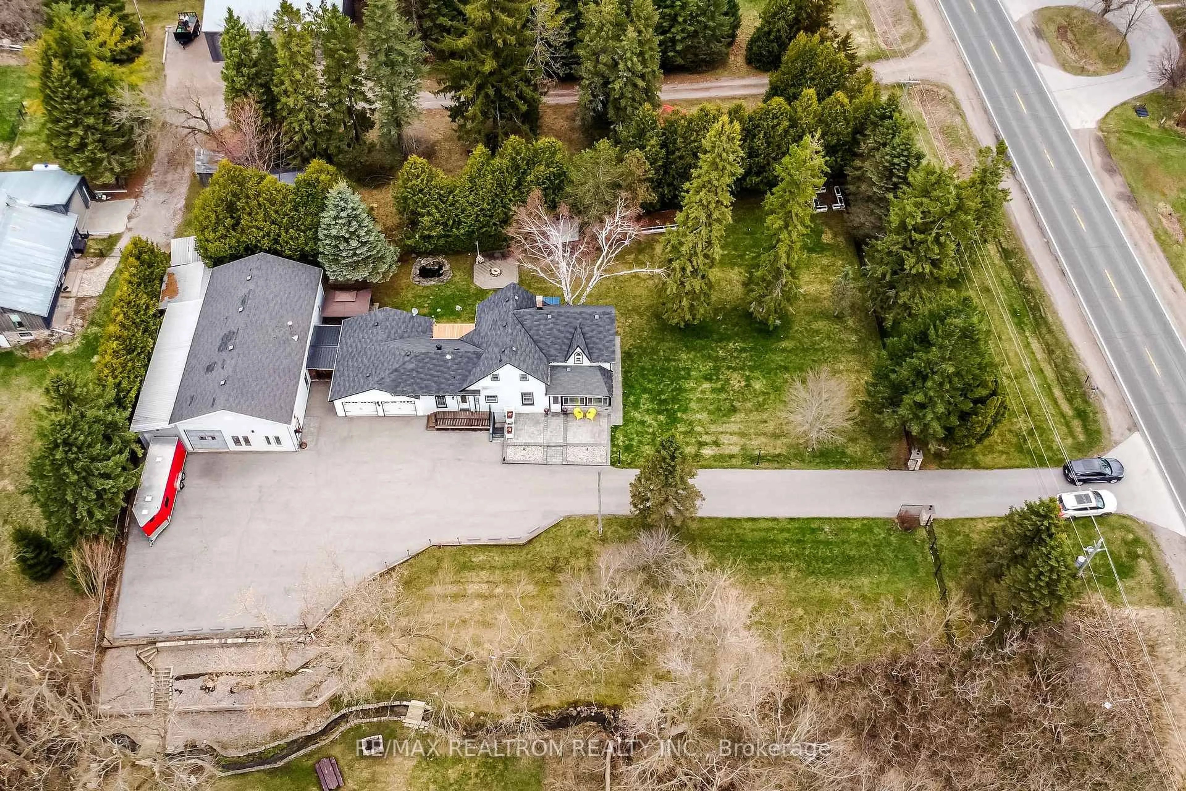 A pic from outside/outdoor area/front of a property/back of a property/a pic from drone, street for 5872 Yonge St, Innisfil Ontario L0L 1K0