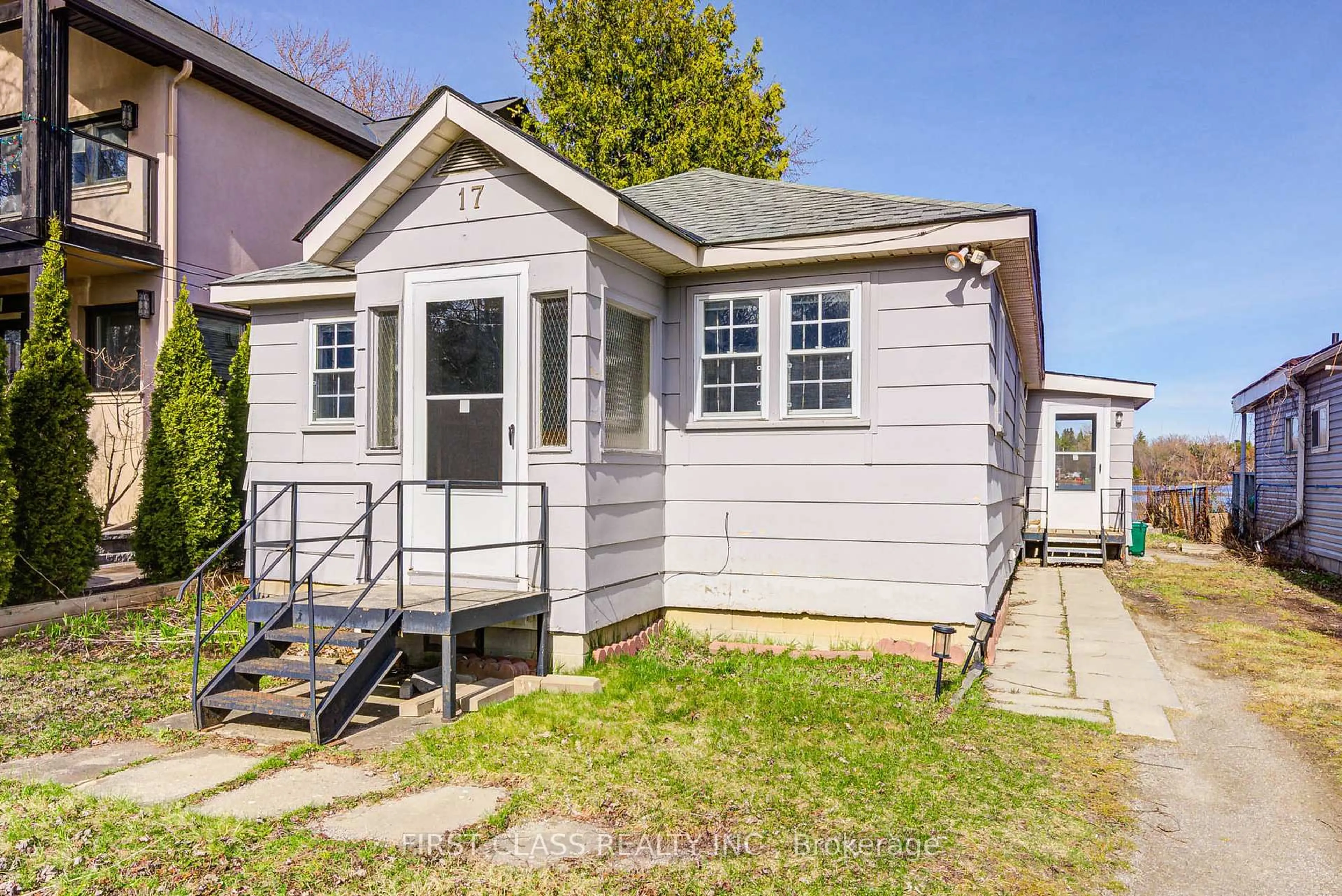 Home with vinyl exterior material, street for 17 Willowbank Ave, Richmond Hill Ontario L4E 3B4