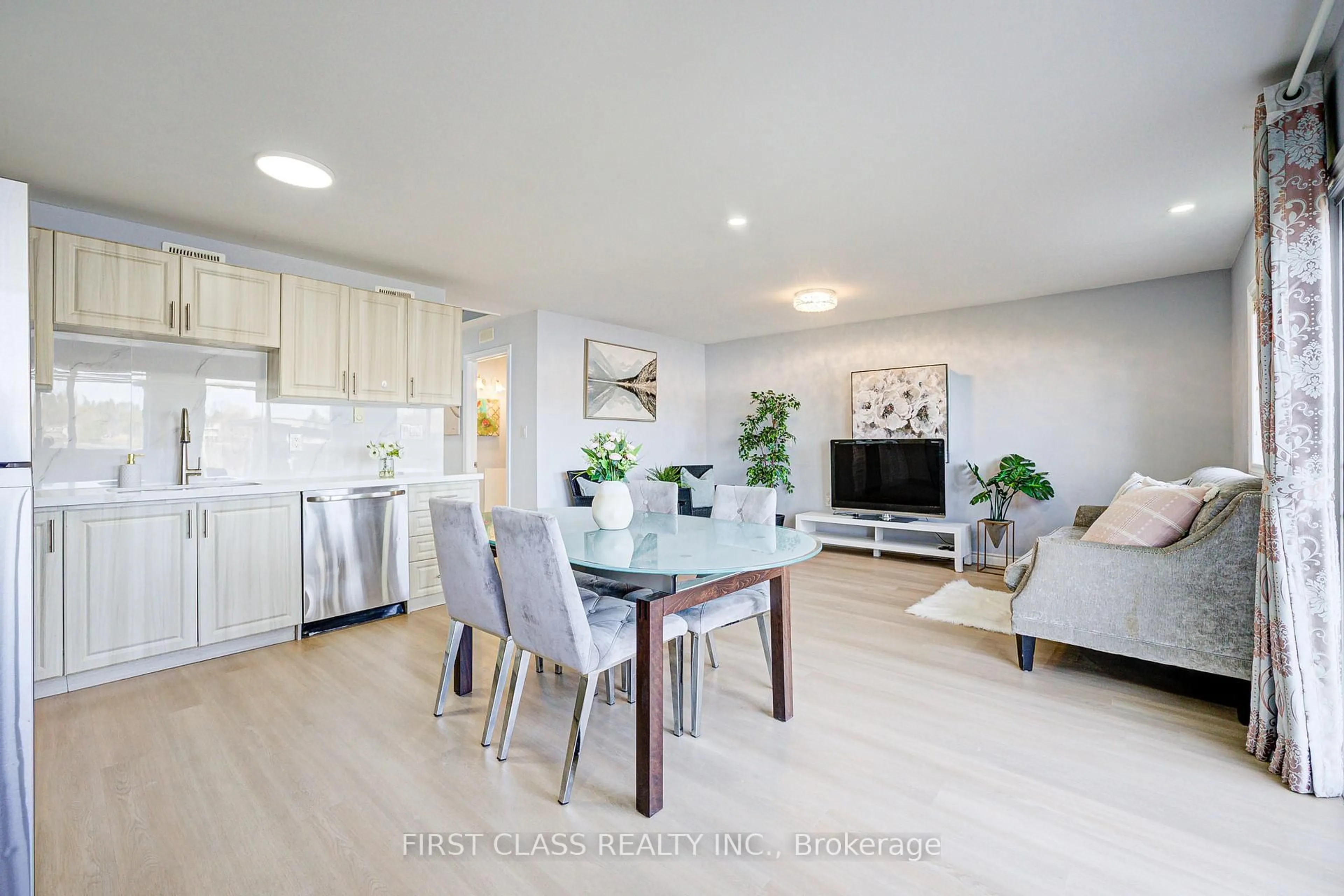 Open concept kitchen, wood/laminate floor for 17 Willowbank Ave, Richmond Hill Ontario L4E 3B4