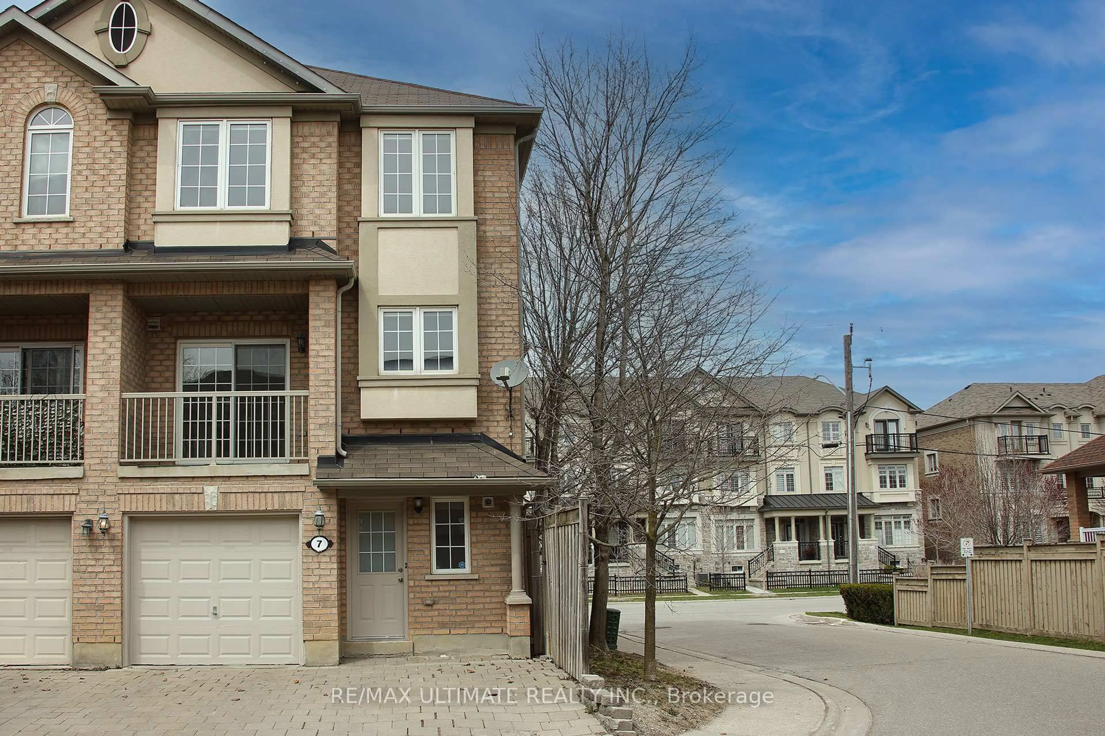 A pic from outside/outdoor area/front of a property/back of a property/a pic from drone, street for 71 Puccini Dr #7, Richmond Hill Ontario L4E 4X8